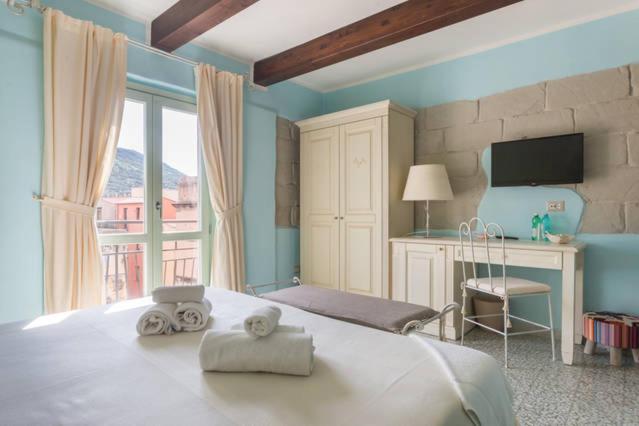Double Room with Balcony - Photo 4