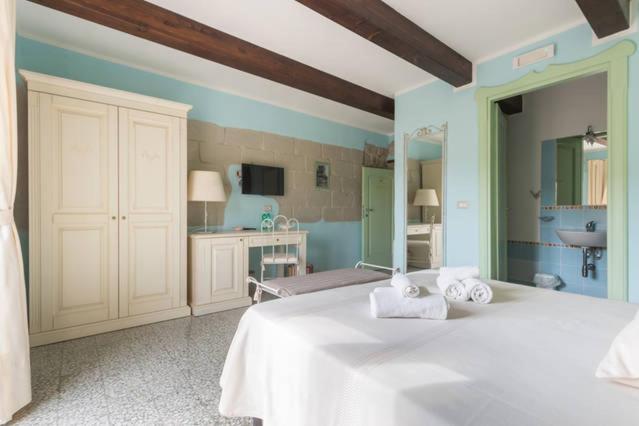 Double Room with Balcony - Photo 3