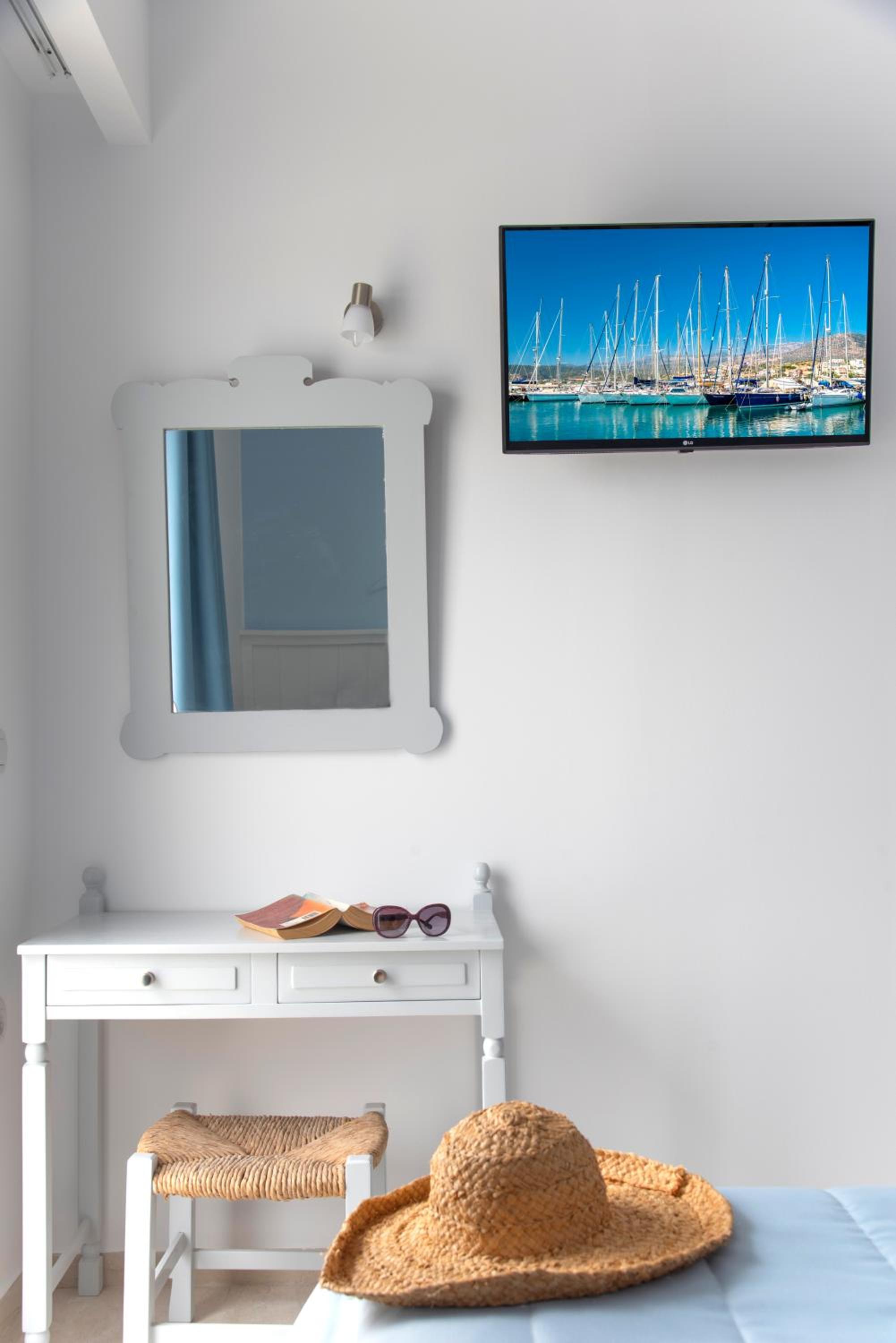 Double or Twin Room with Sea View - Photo 9
