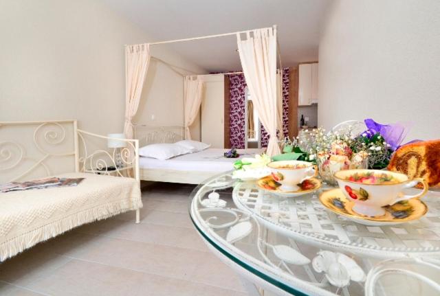 Studio with Balcony and Pool View photo 1
