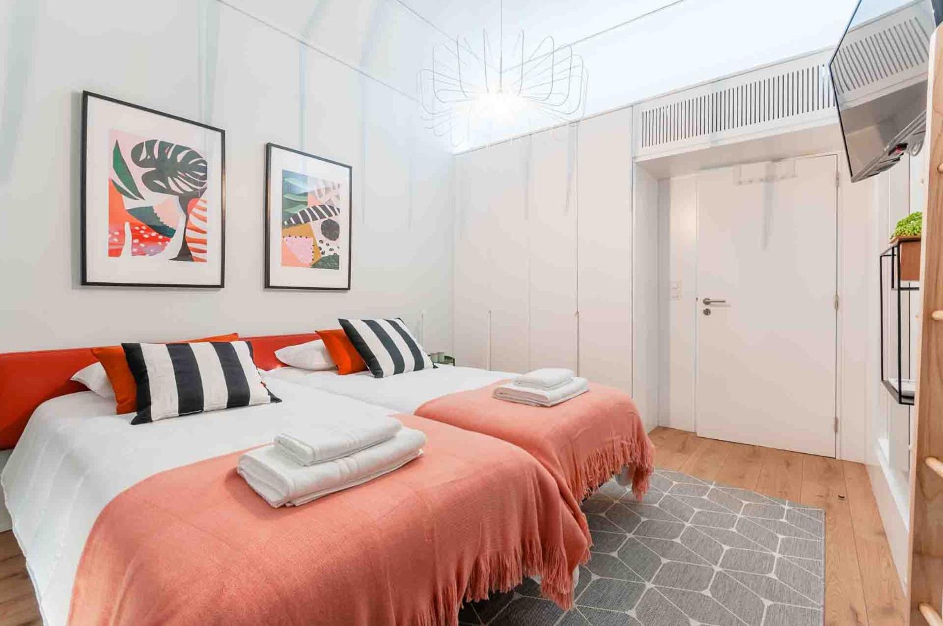 Double or Twin Room with Balcony - Photo 4