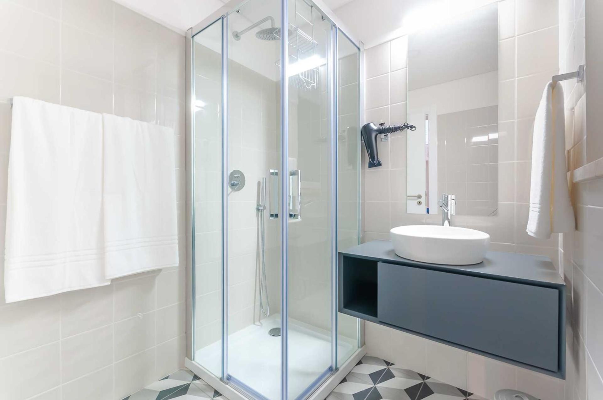 Standard Suite - Photo 4