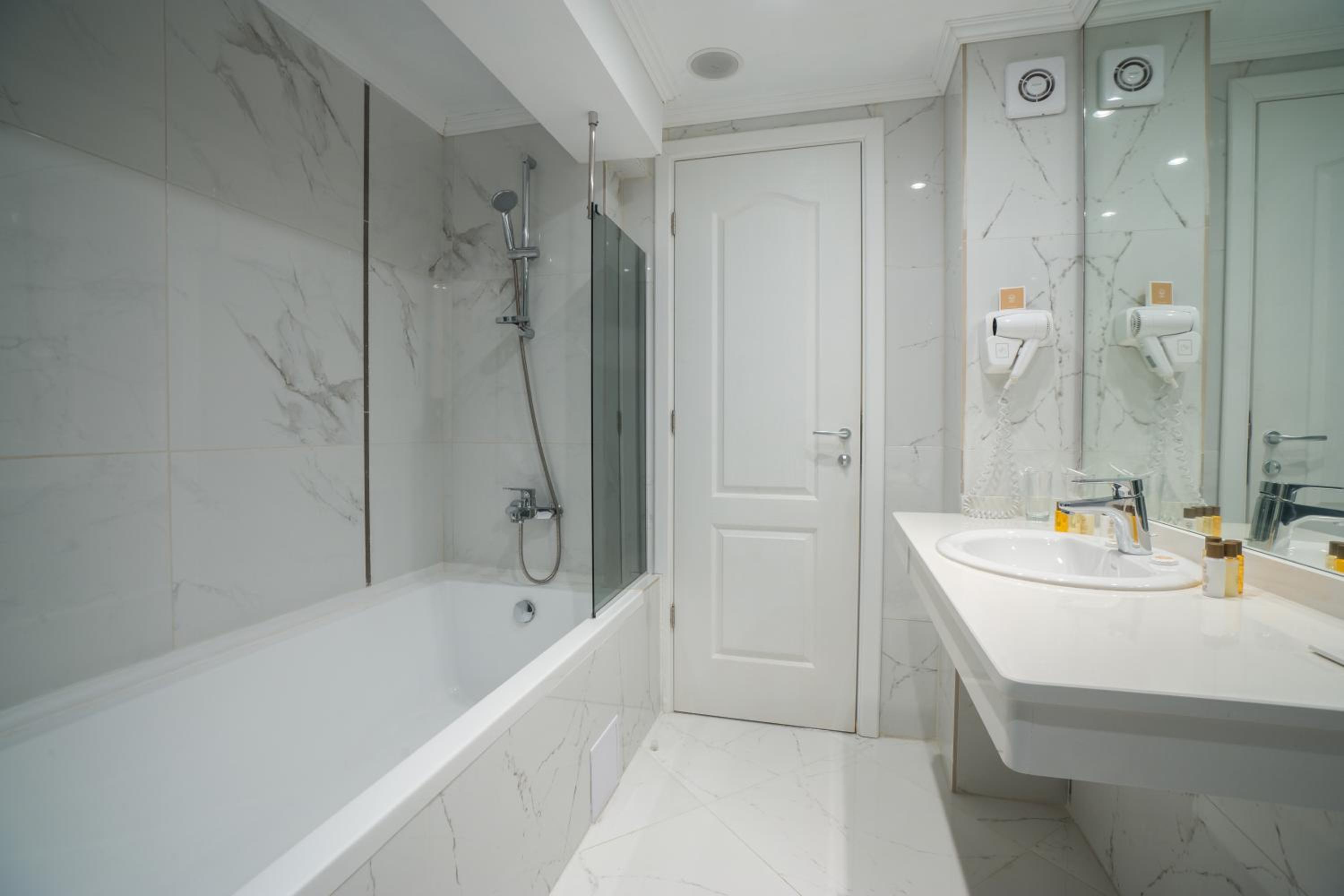 Double Or Twin Room With Balcony (2 Adults + 2 Children) photo 3