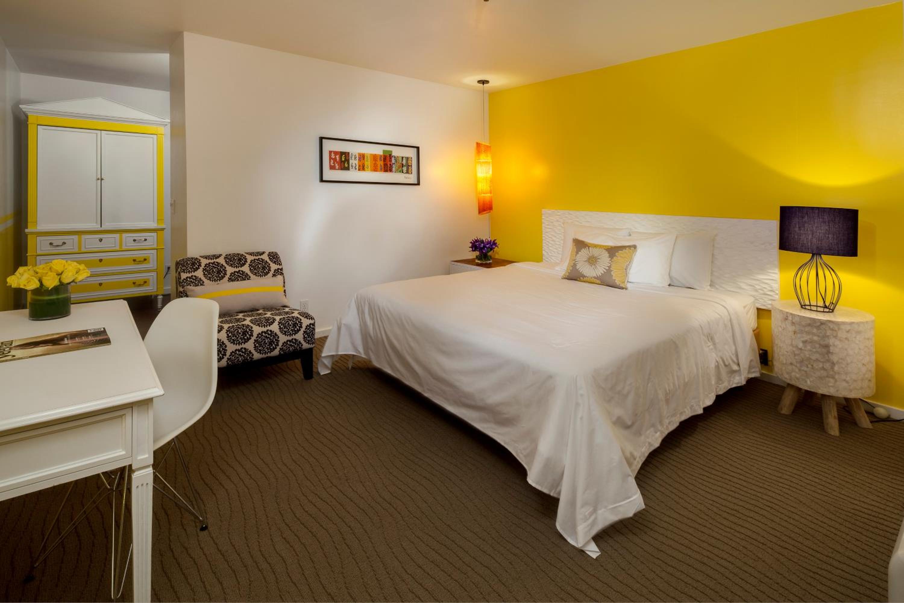 King Room - Non-Smoking - Photo 5