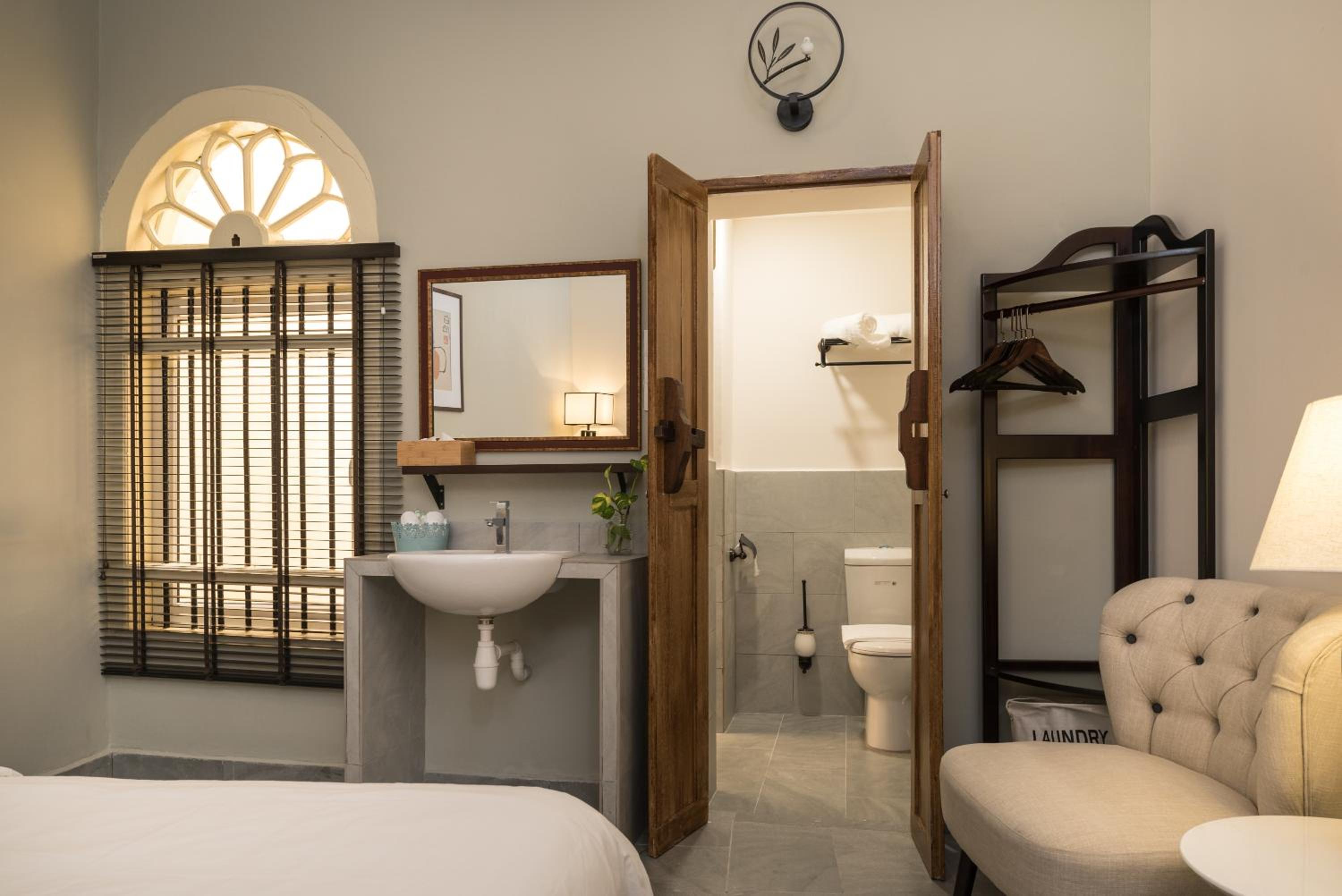 Twin Room with Private Bathroom - Photo 3