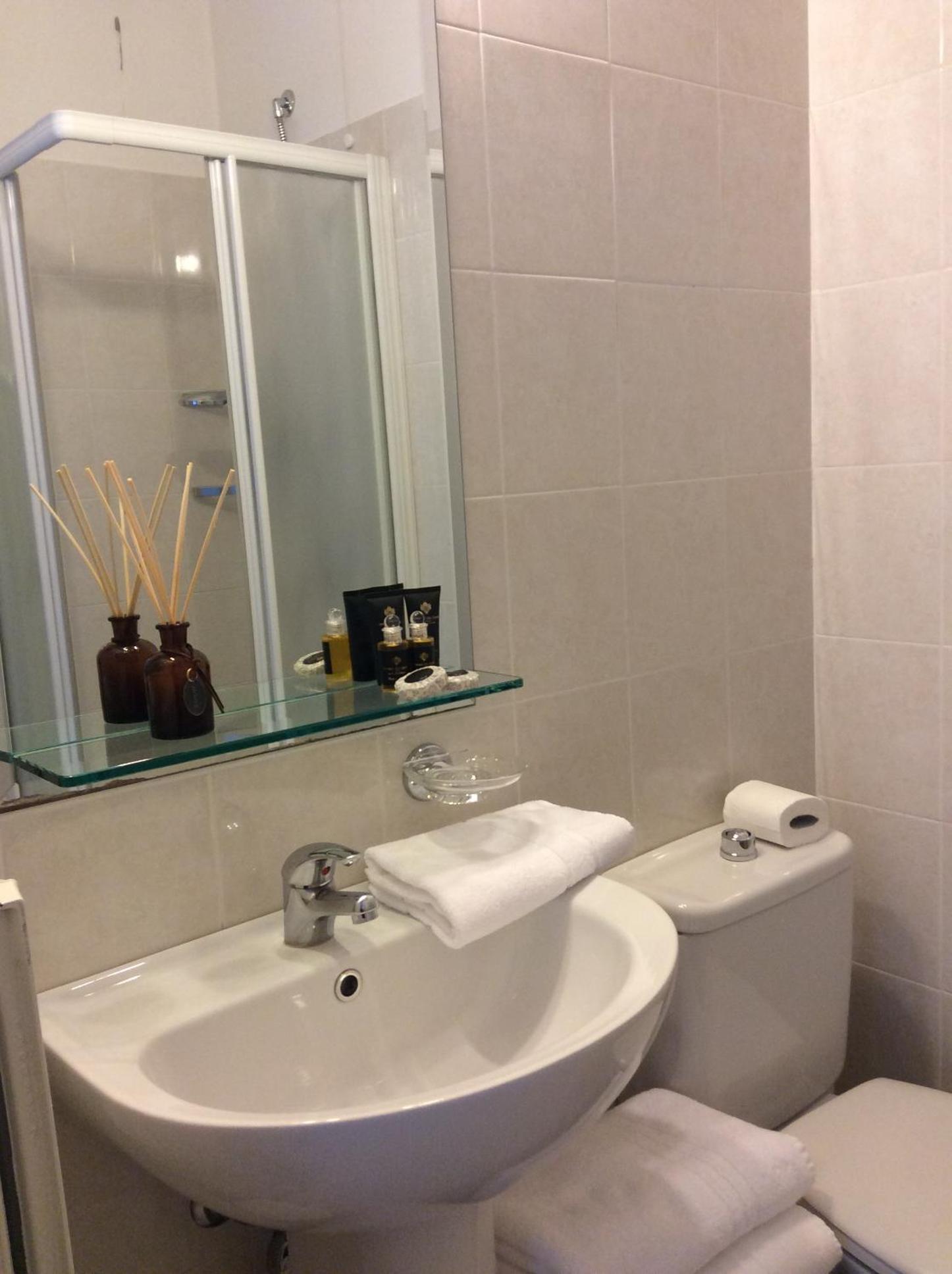 Standard Double Room - Photo 4