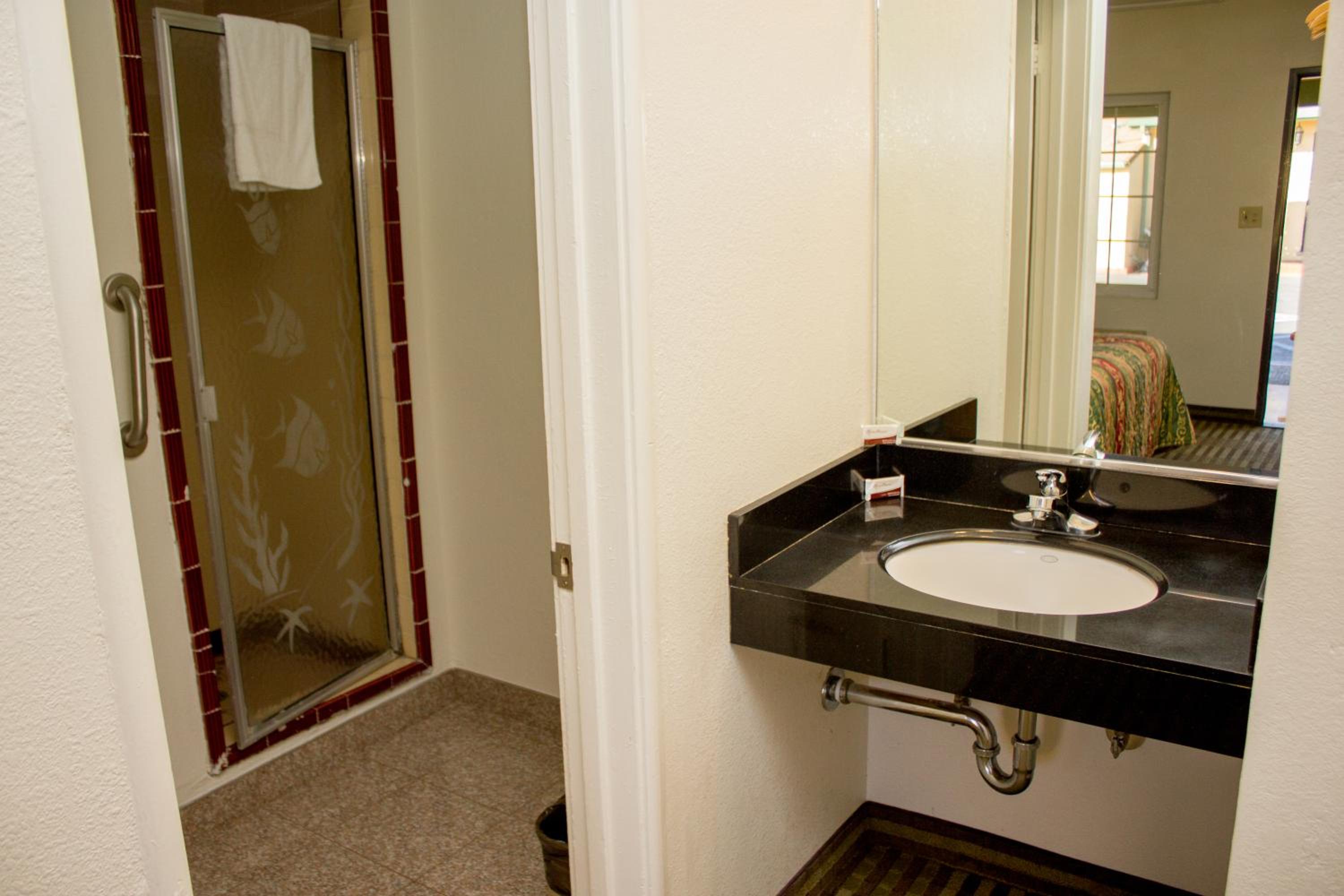 Queen Room - Non-Smoking - Photo 3