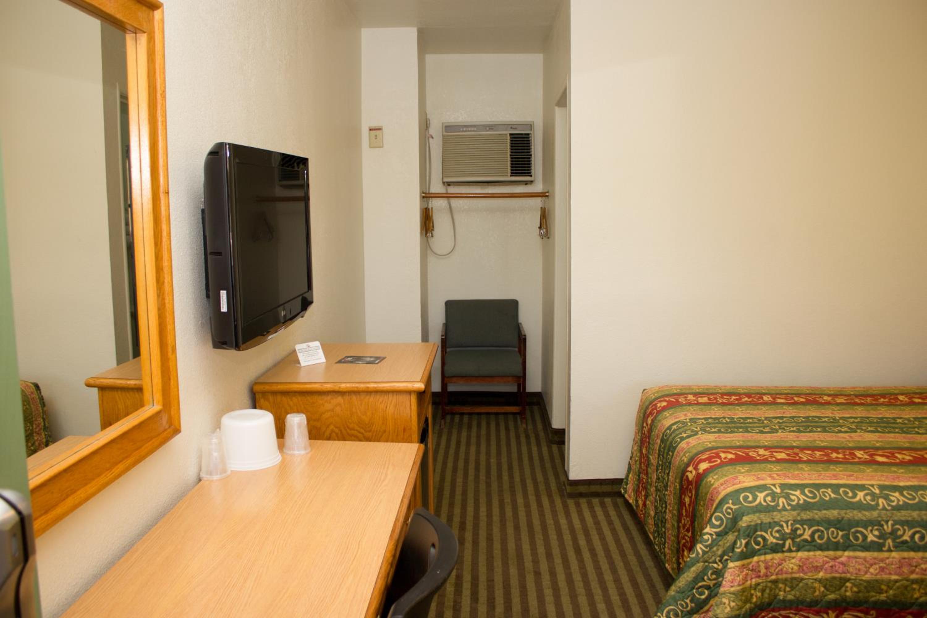Double Room with Two Double Beds - Non-Smoking - Photo 7