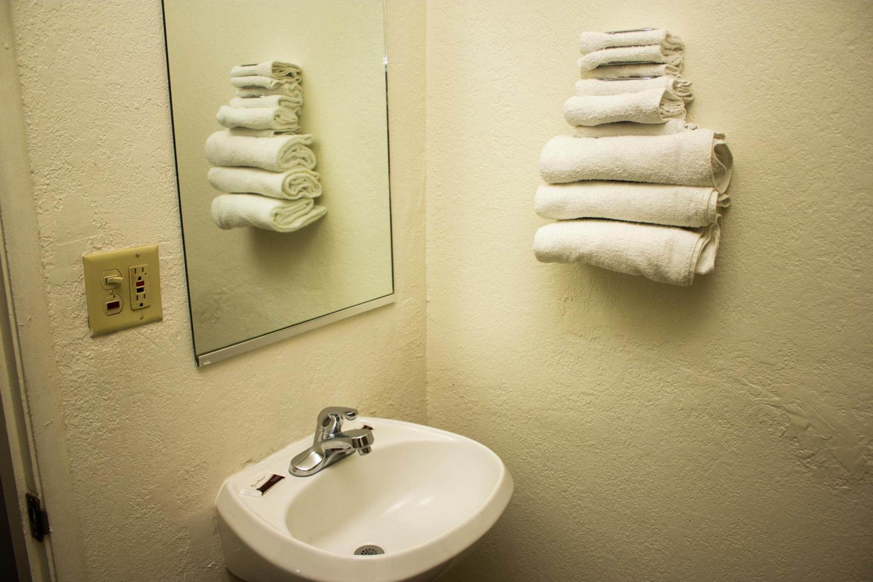 Double Room with Two Double Beds - Non-Smoking - Photo 3