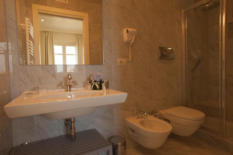 Double Room - Photo 16