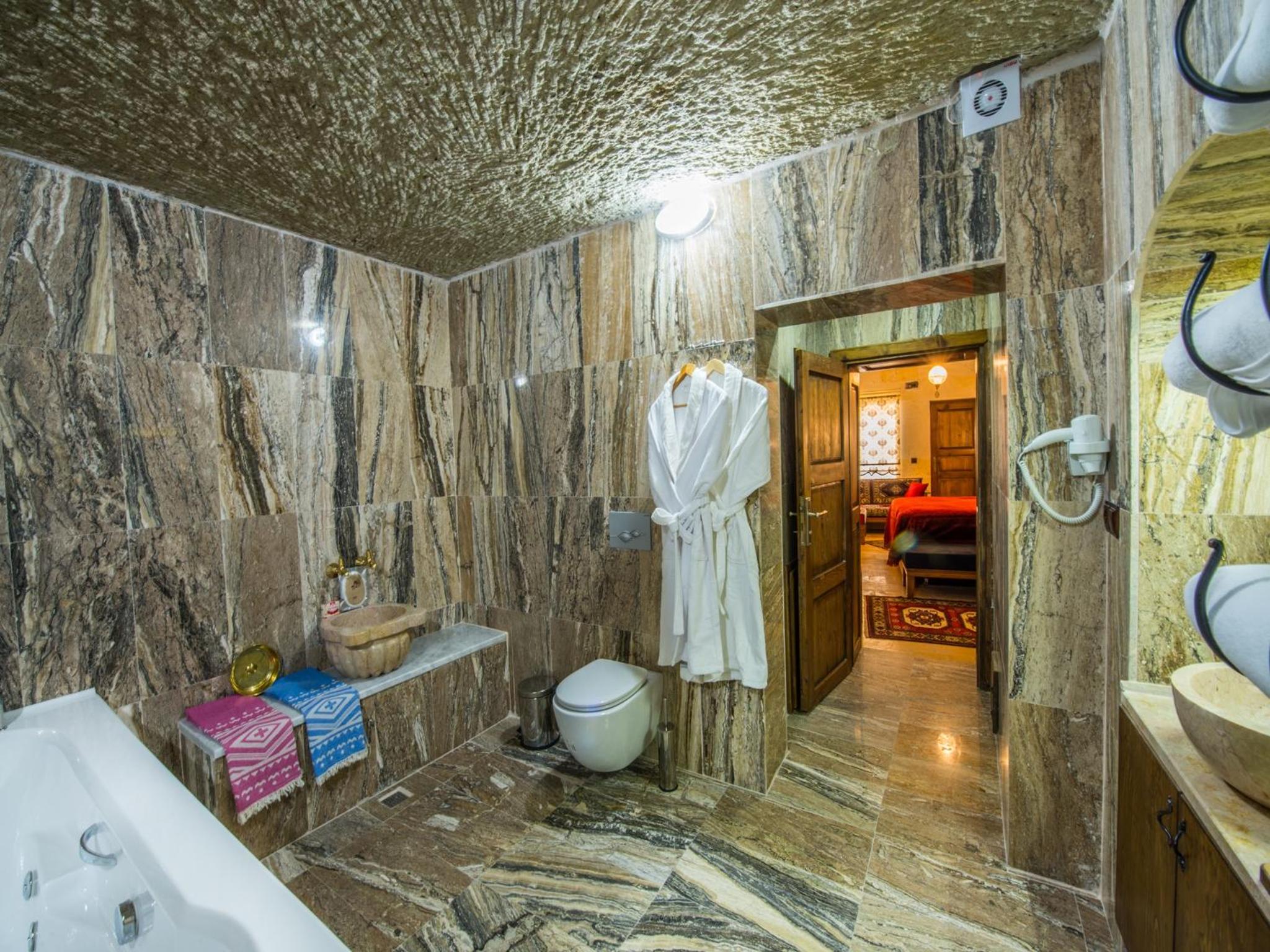 Deluxe Suite - Photo 6