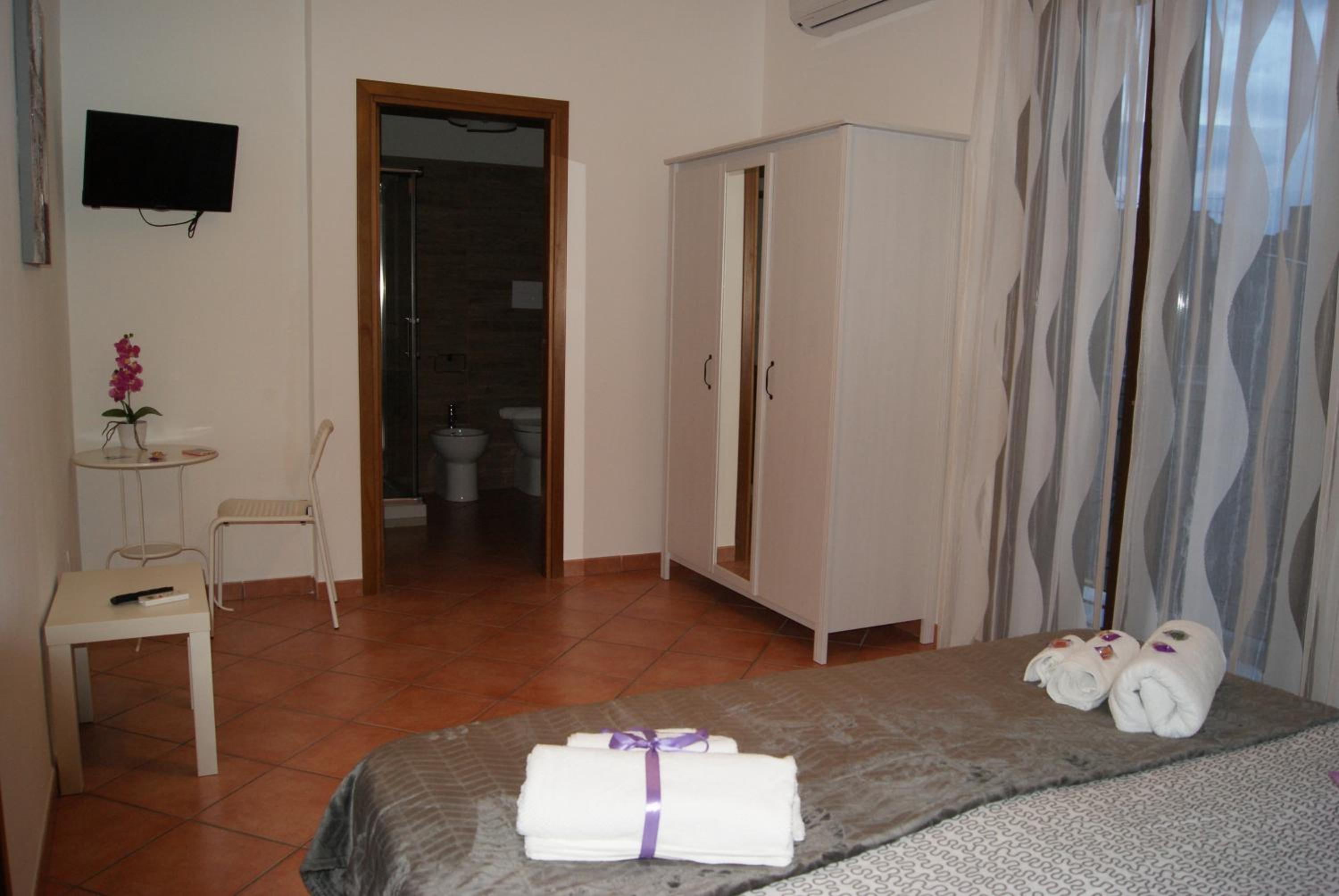Deluxe Double Room with Balcony - Photo 15