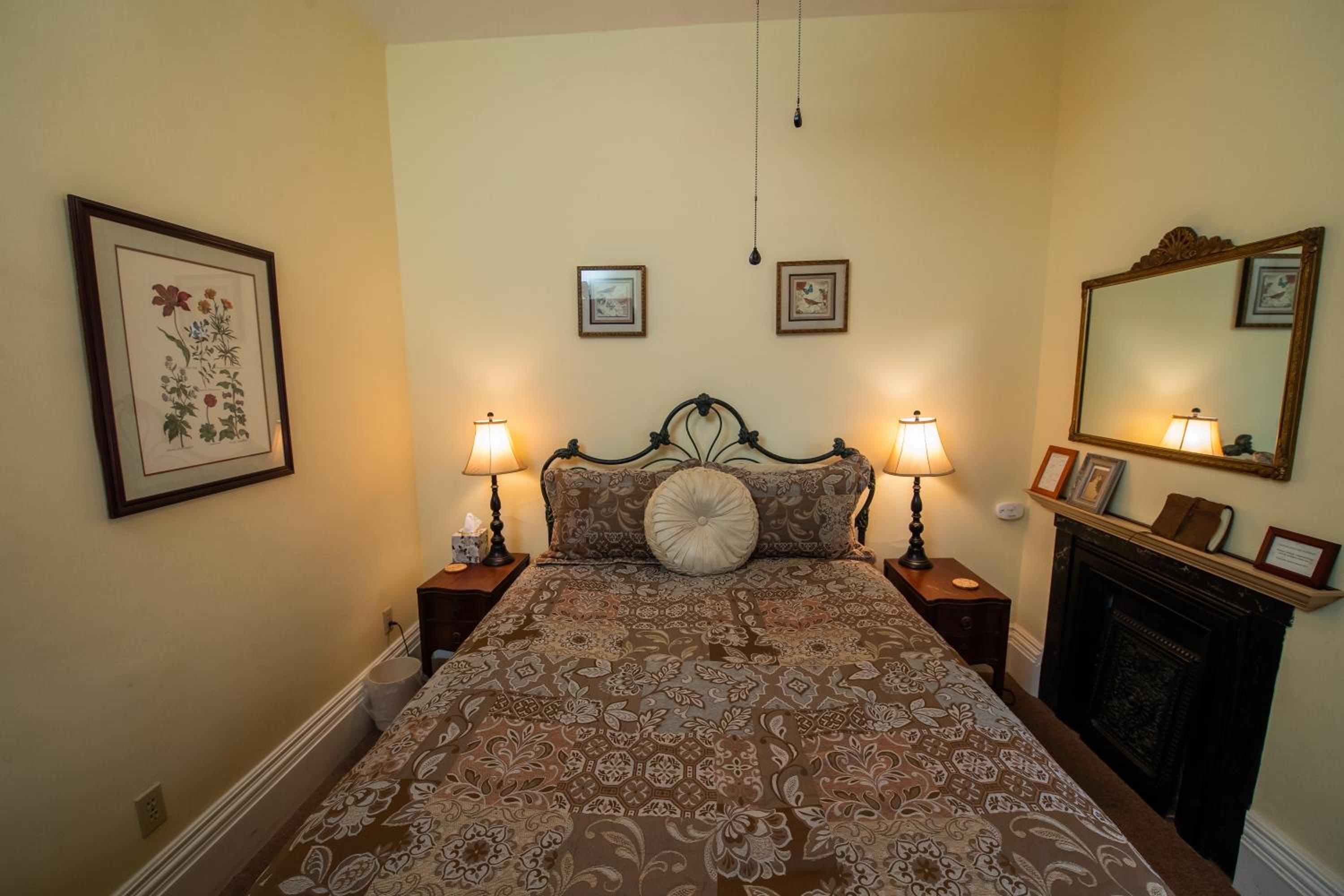 Queen Room photo 2