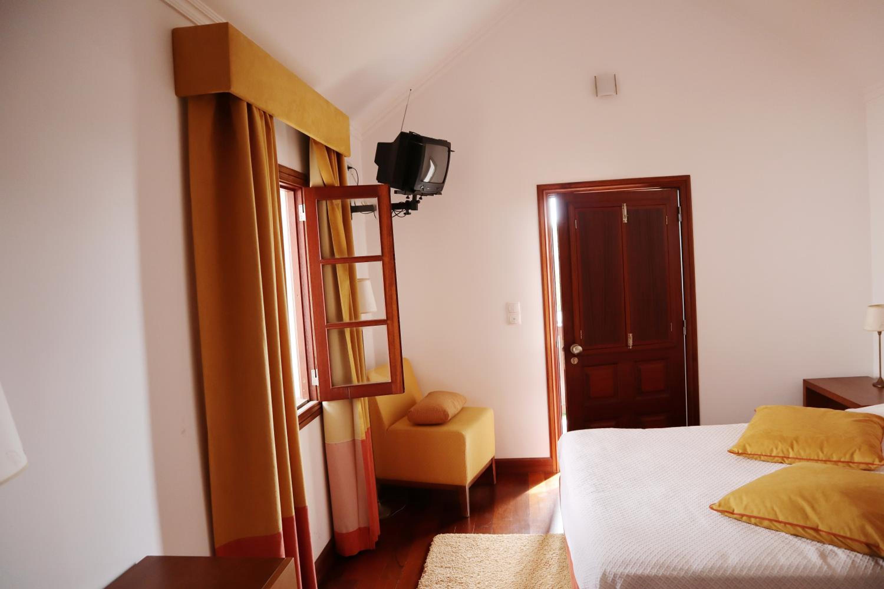 Double or Twin Room with Garden View - Photo 2