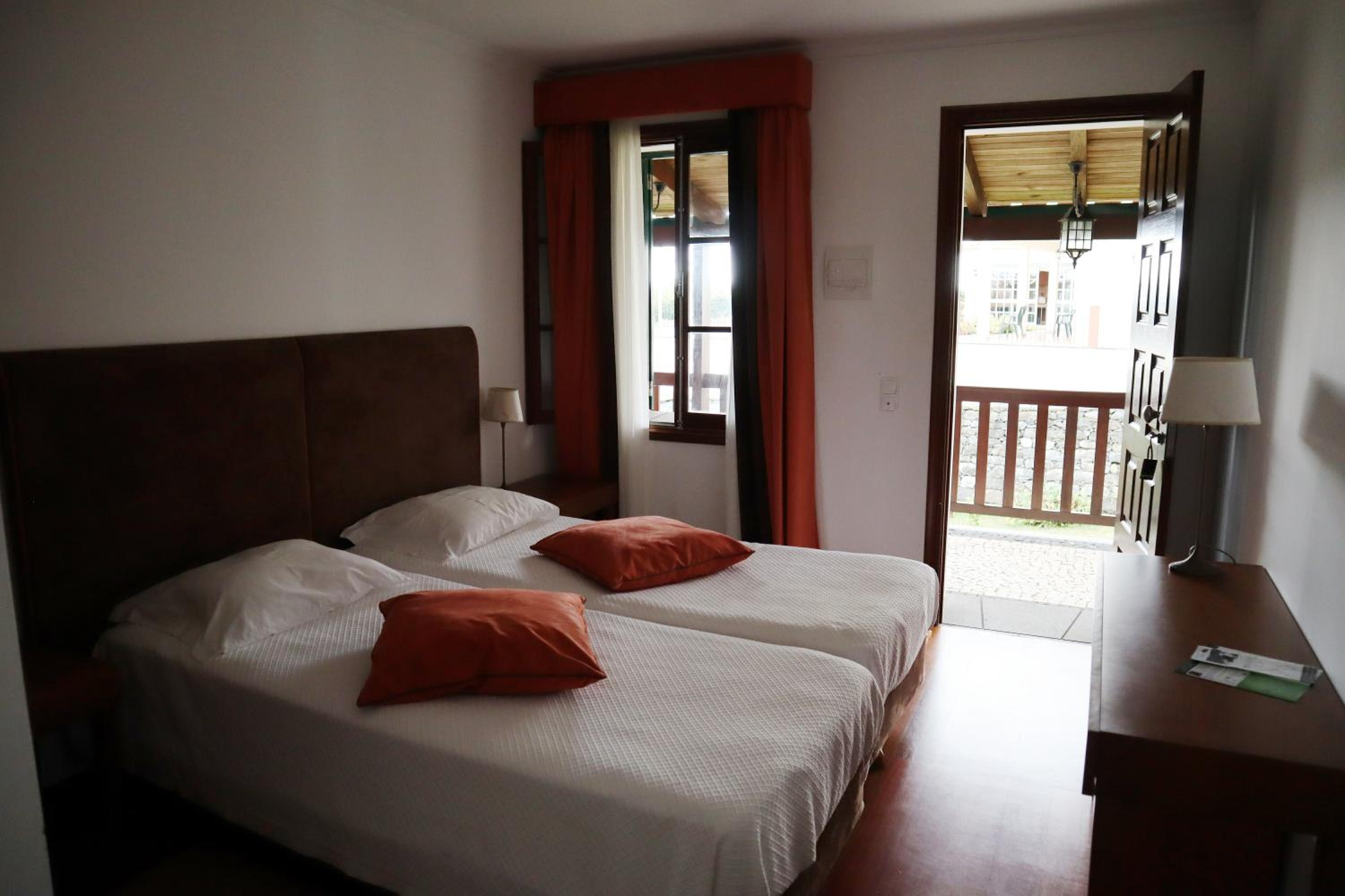 Double or Twin Room with Garden View - Photo 8