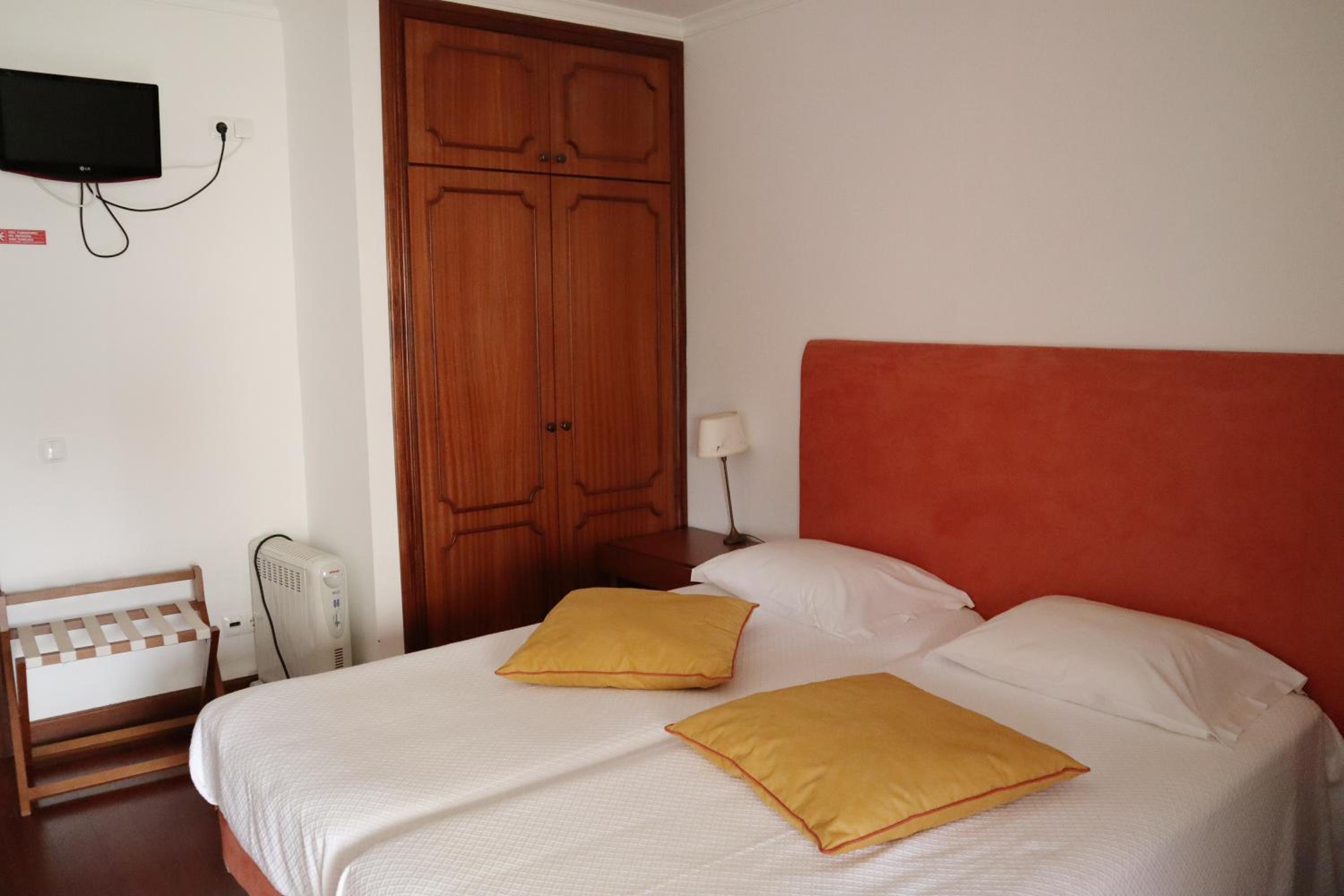 Double or Twin Room with Garden View - Photo 13