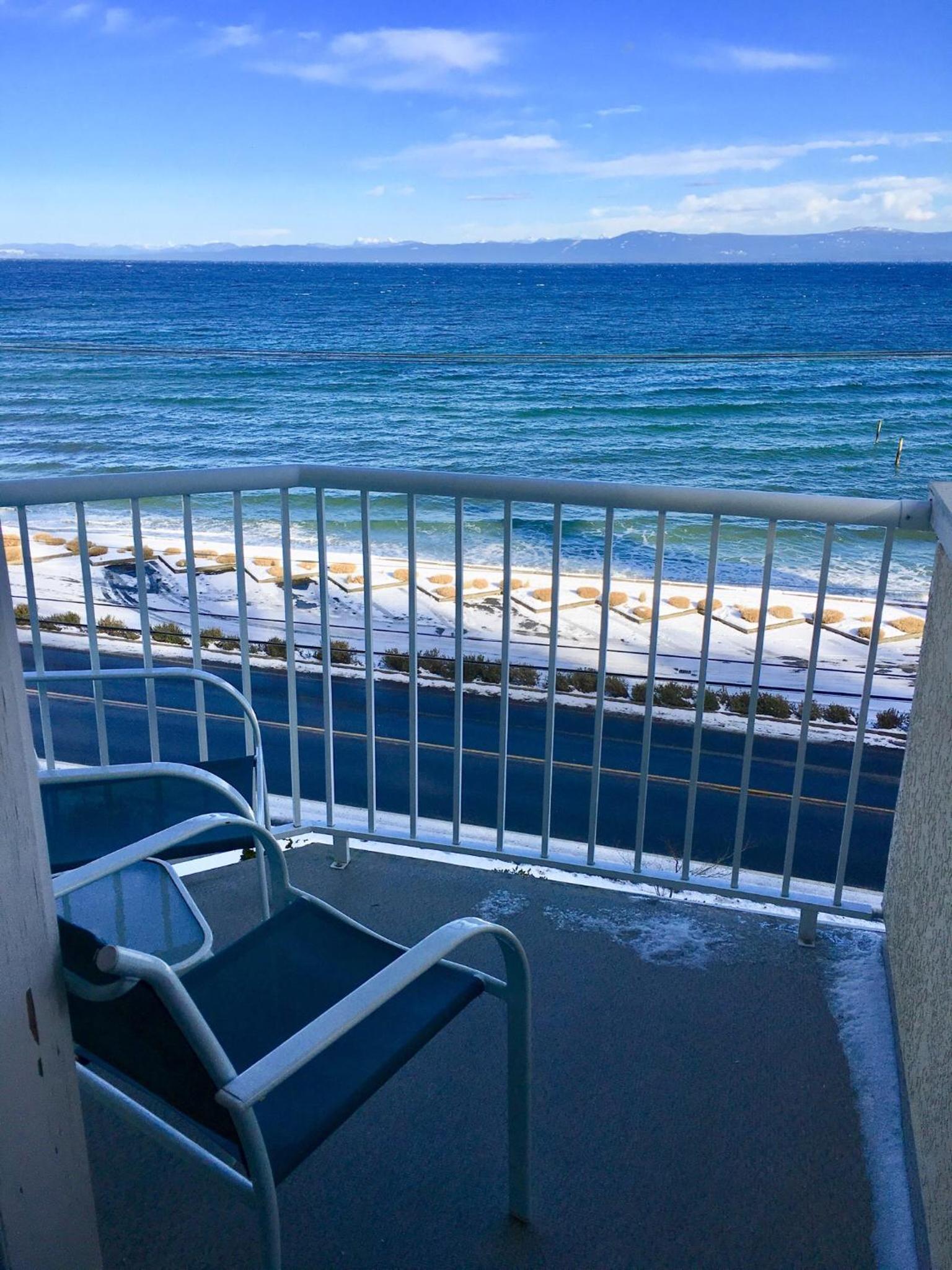 Deluxe King Room - One King Bed with Private Balcony and OCEAN VIEW photo 2