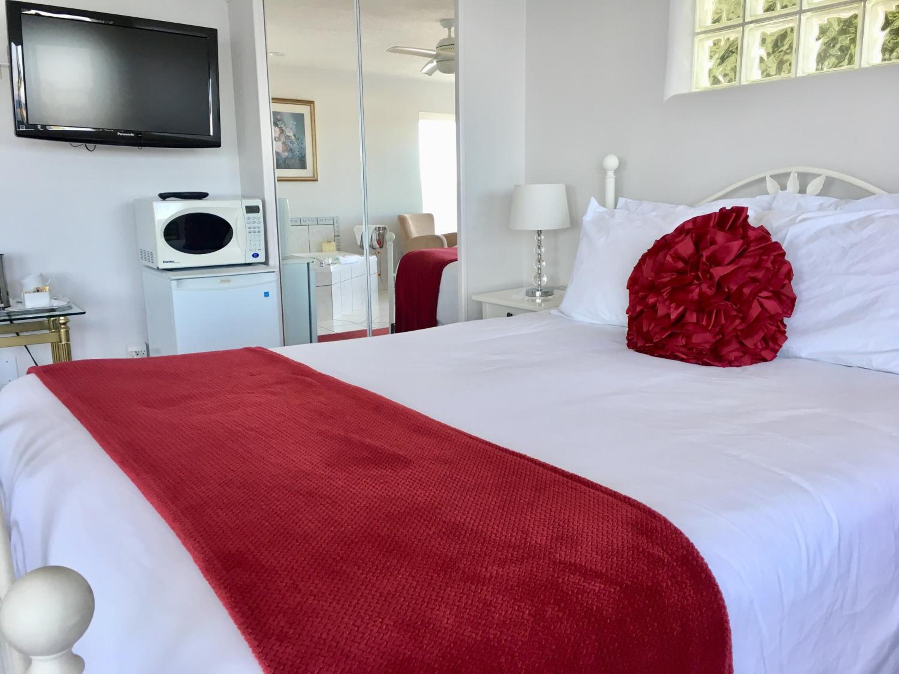 Jacuzzi Suite - One Queen Bed with HUGE PRIVATE BALCONY and OCEAN VIEW photo 3