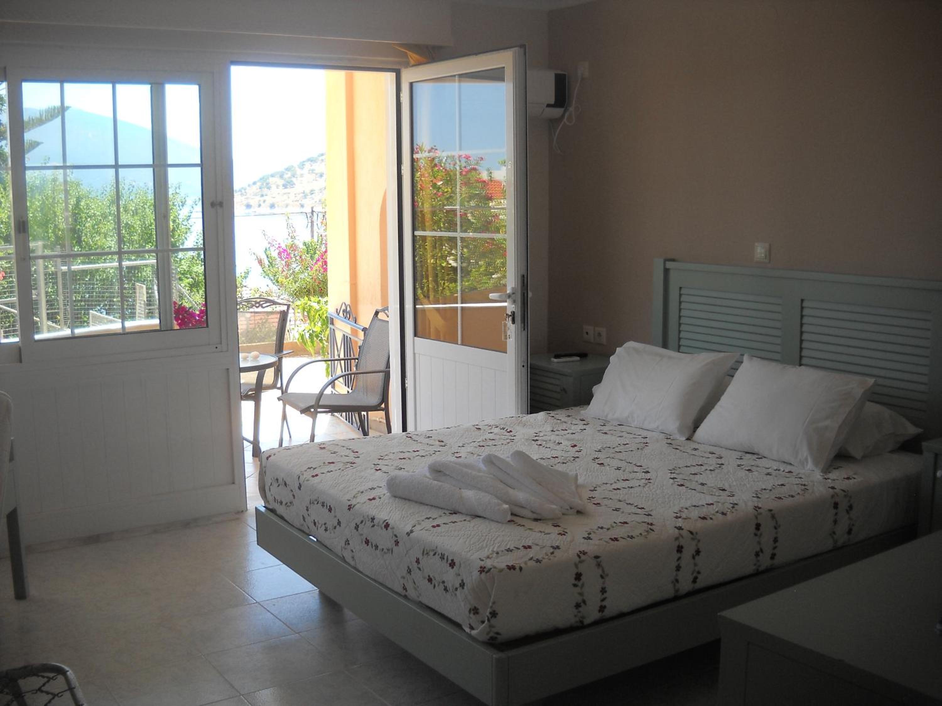 Studio Ground Floor with Partial Sea View