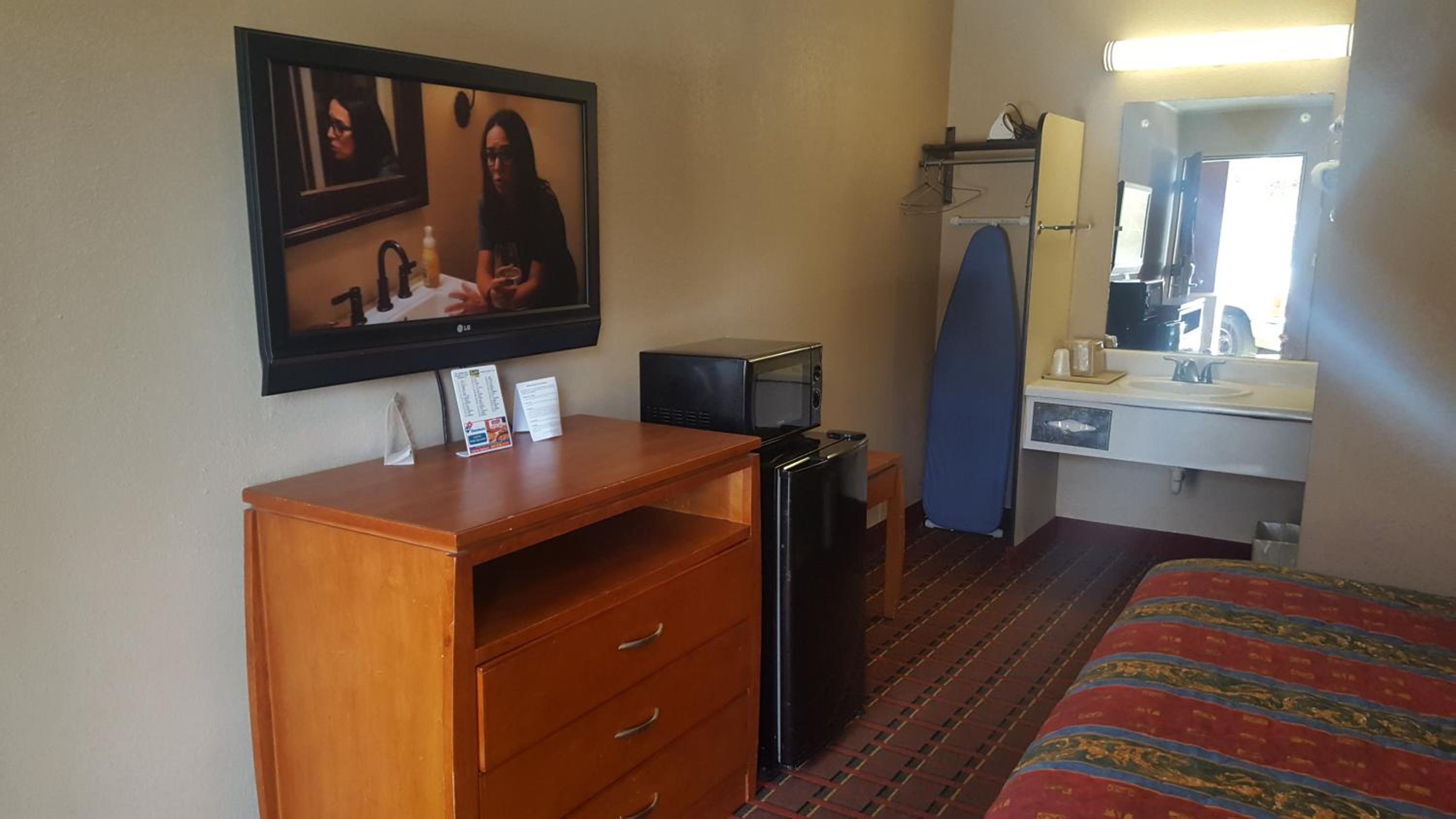 Queen Room - Non-Smoking - Photo 4
