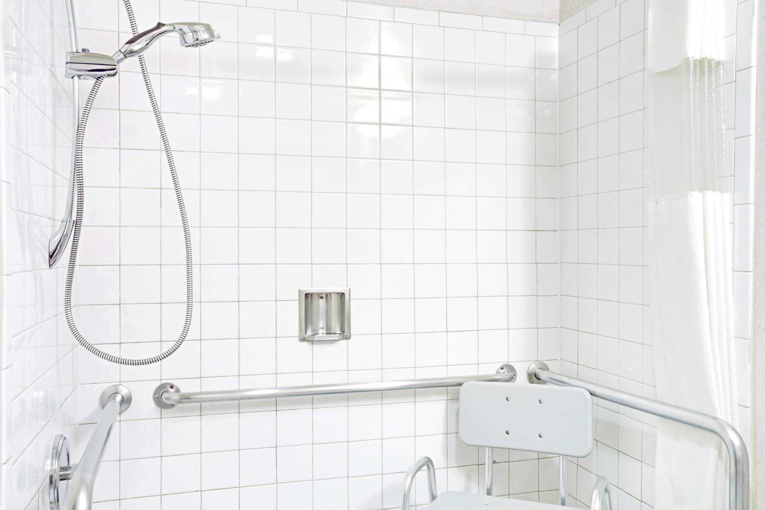King Room with Roll-in Shower - Mobility Access/Non-Smoking - Photo 3