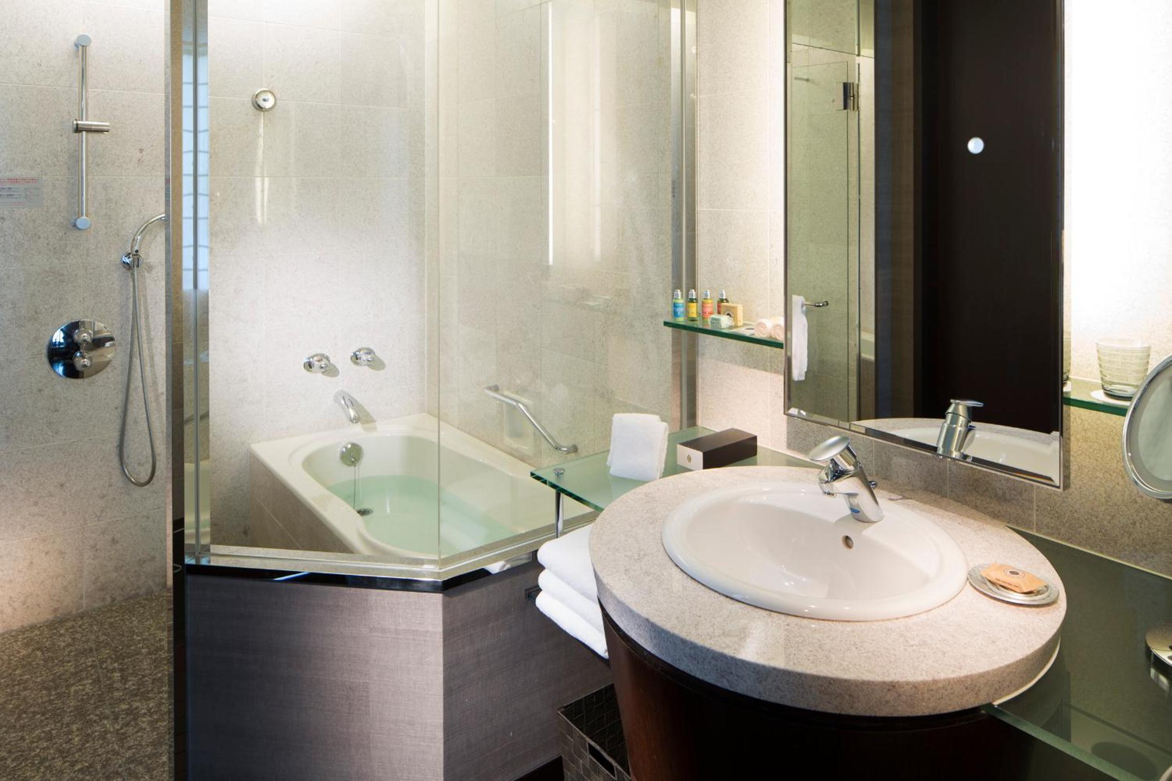 Premium King Room - Photo 4