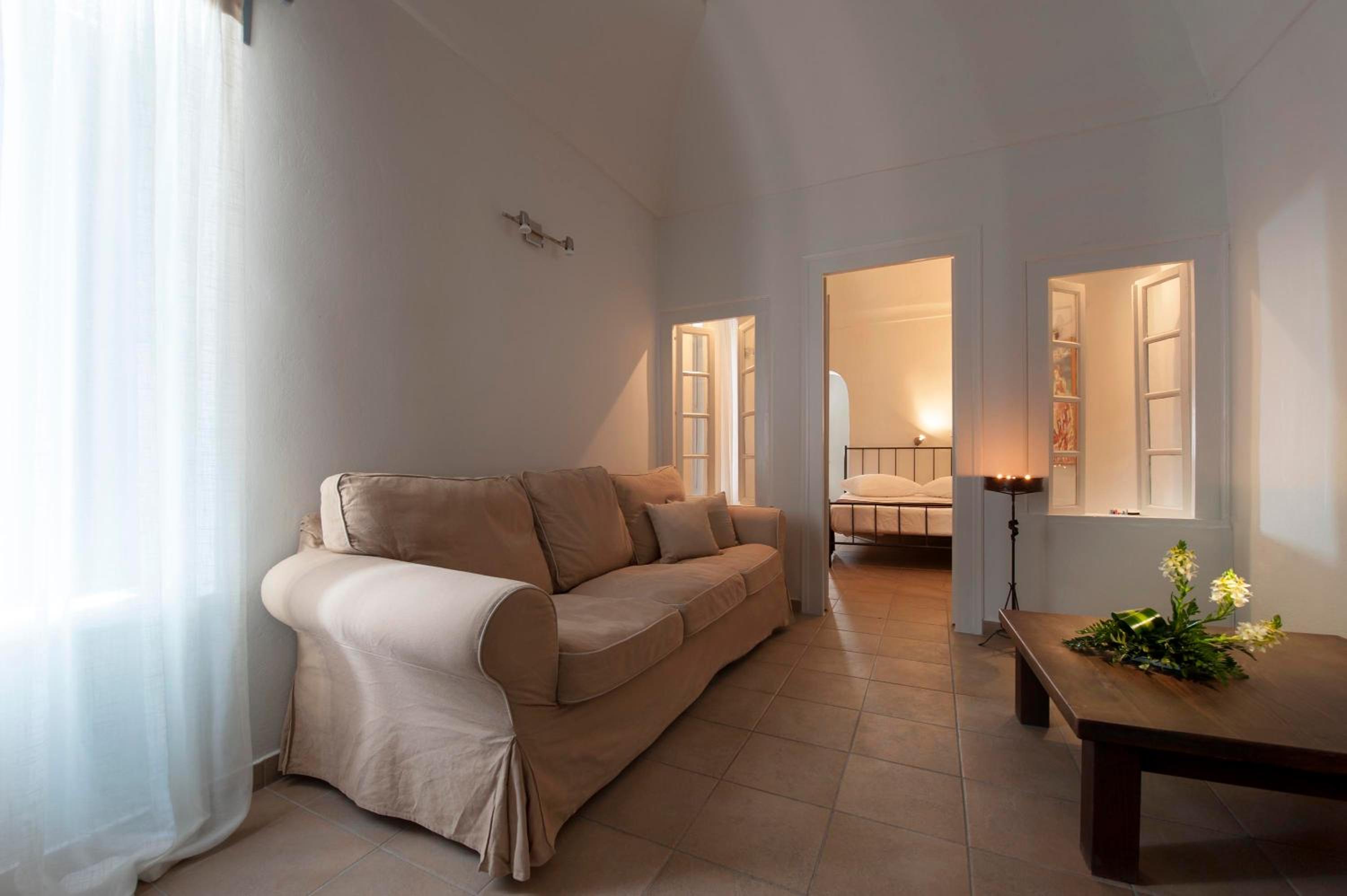 One Bedroom Suite with Caldera and Volcano View photo 3