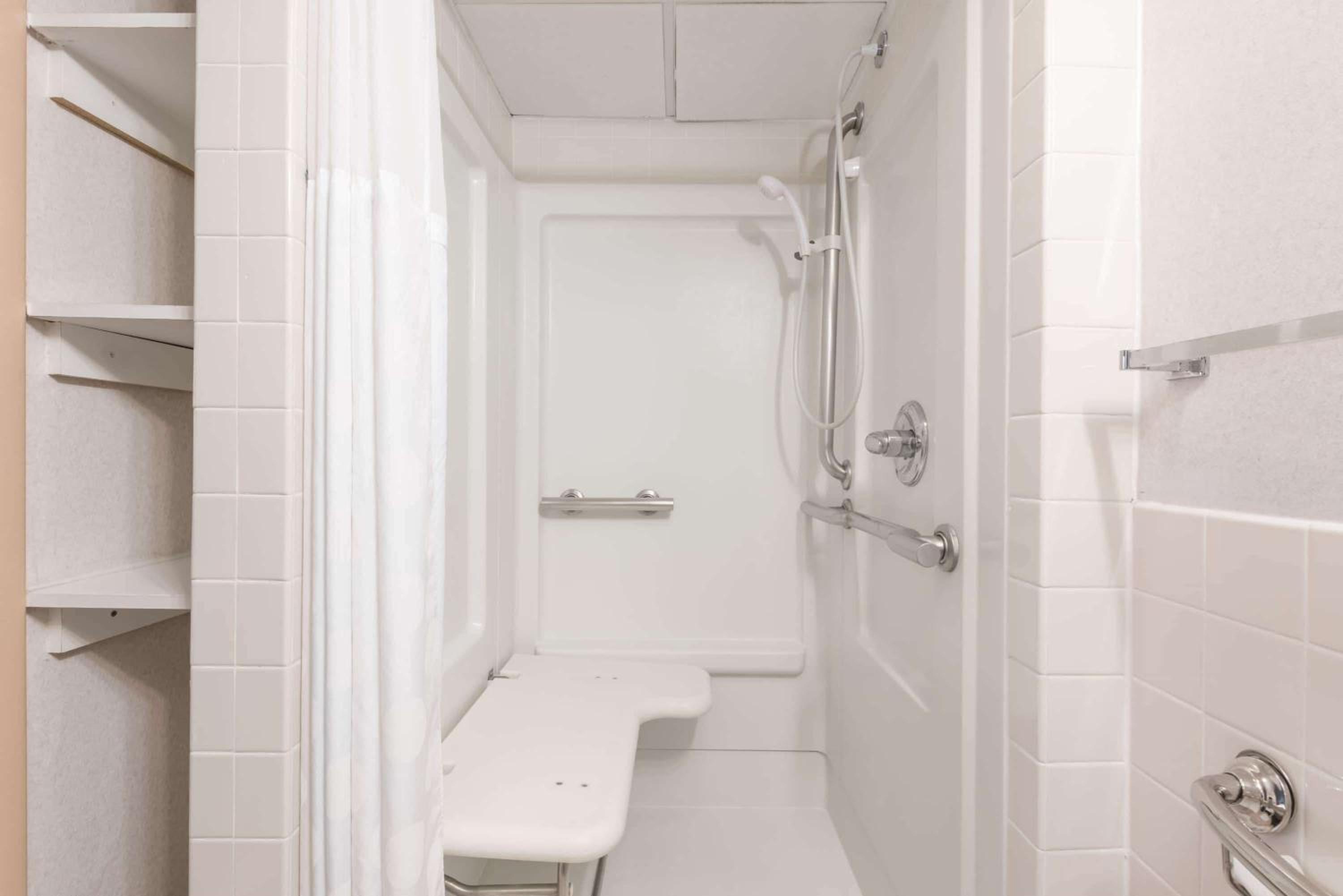 King Room - Disability Access - Non-Smoking - Photo 2