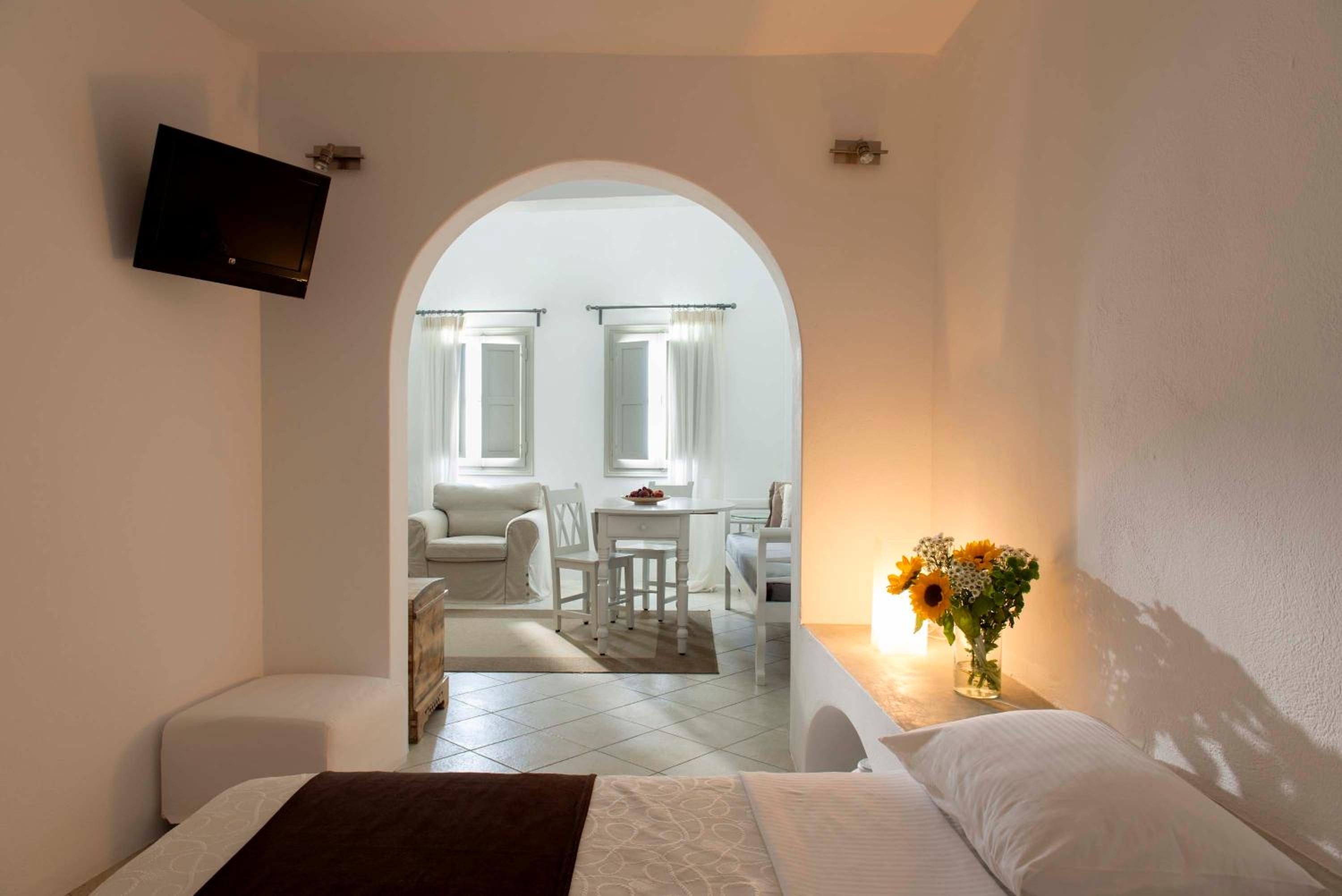 One Bedroom Suite with Caldera and Volcano View photo 2