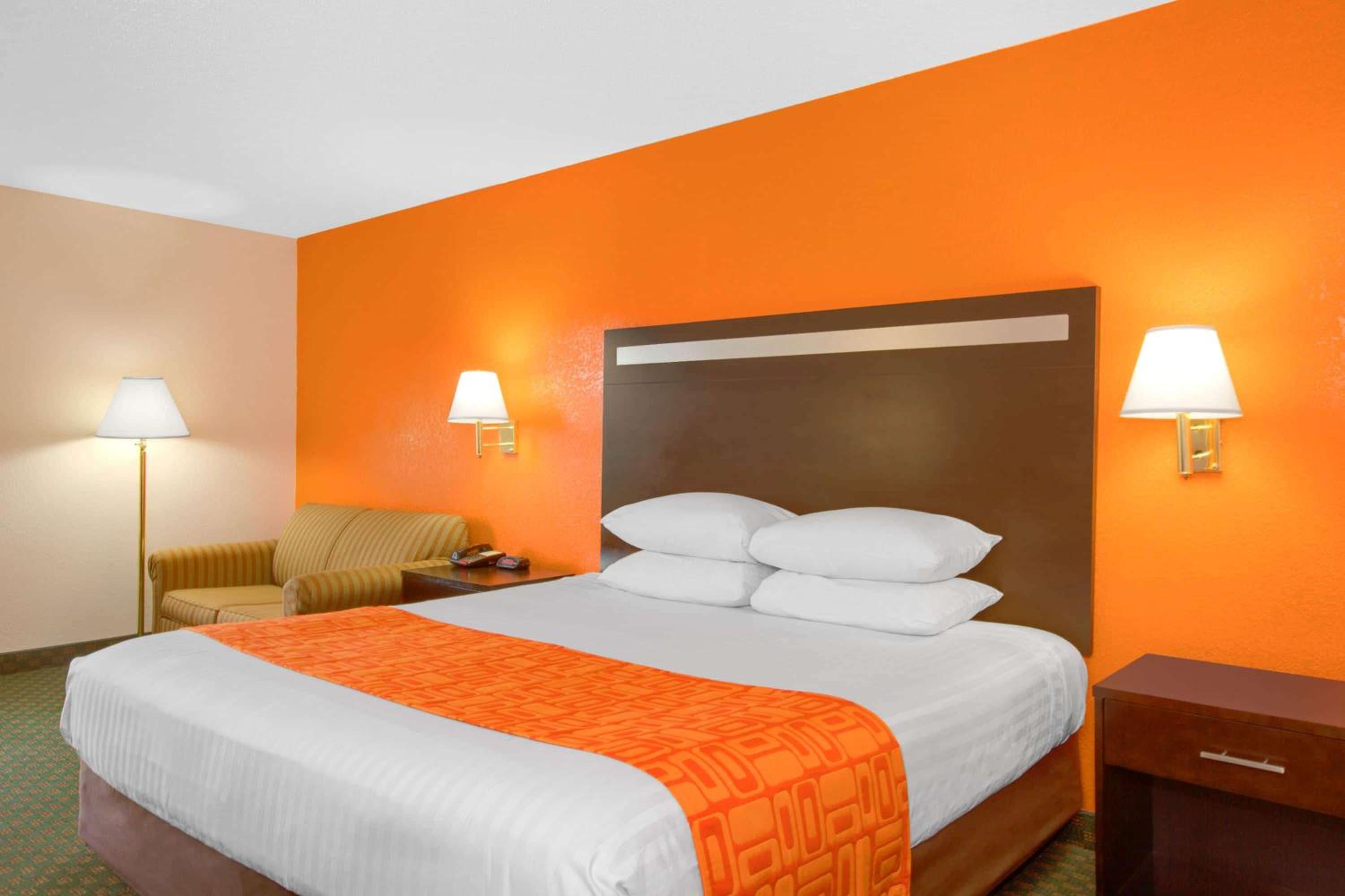 King Room - Disability Access - Non-Smoking - Photo 2