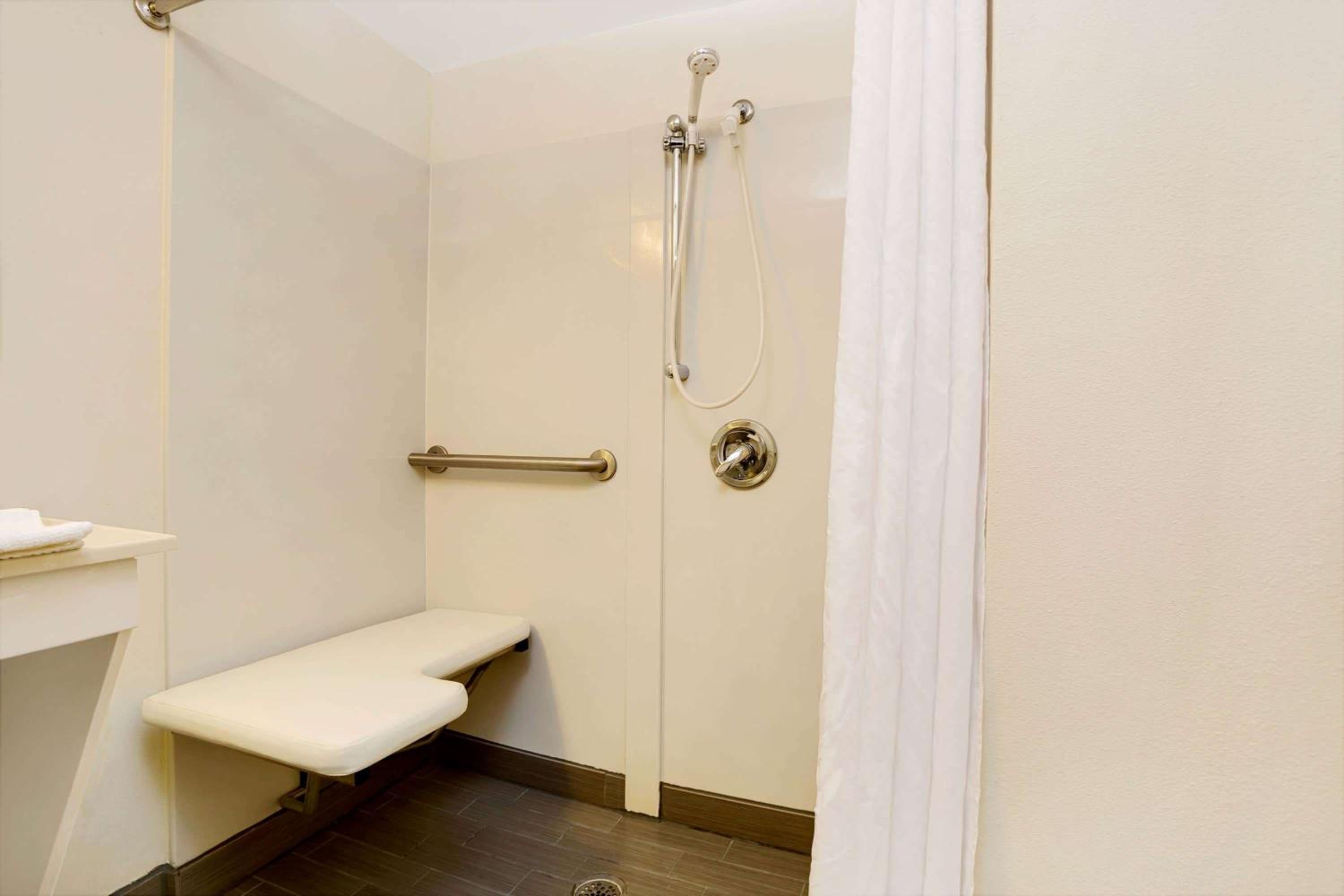 King Room - Disability Access - Non-Smoking - Photo 7