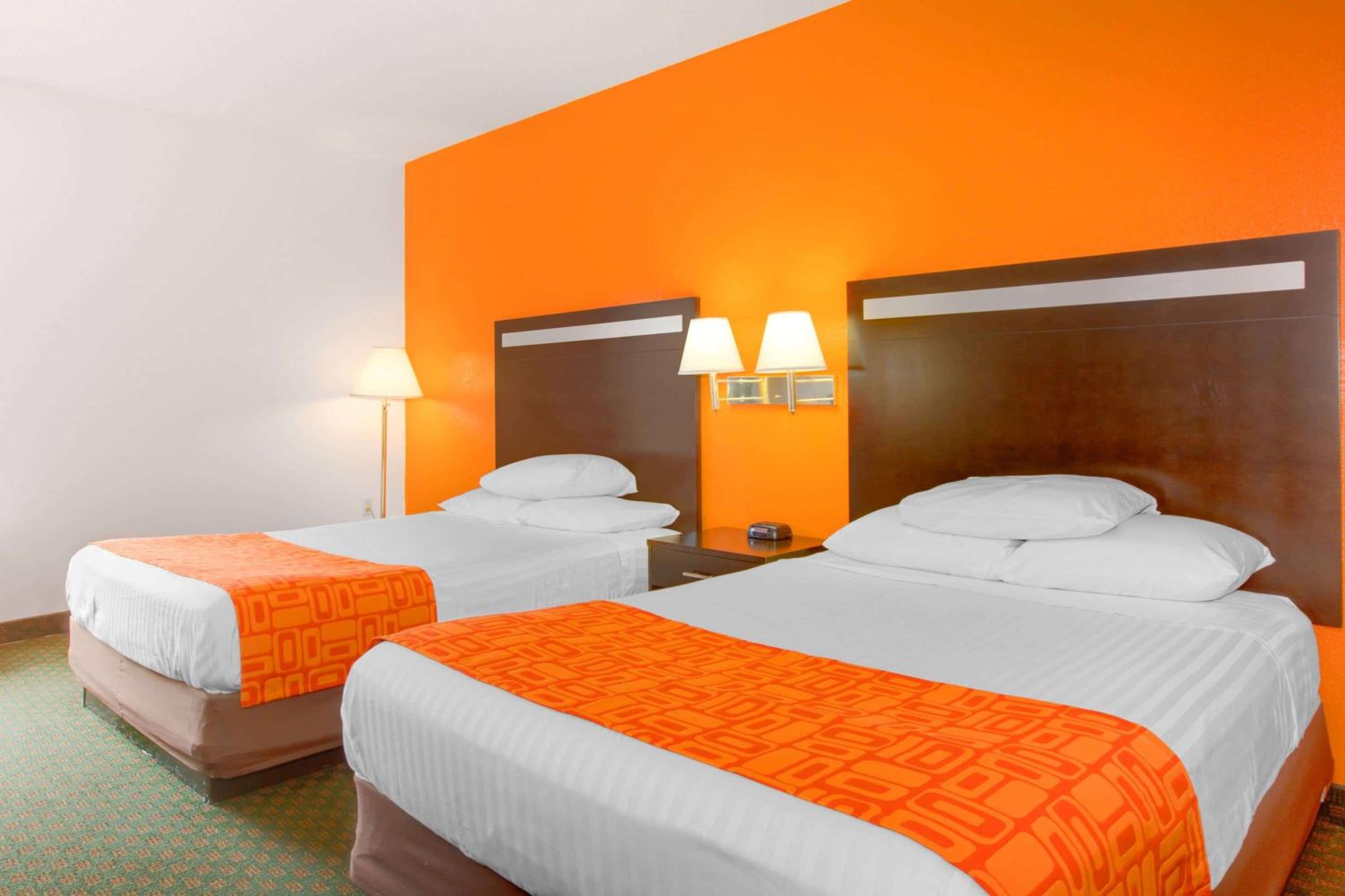 Queen Room with Two Queen Beds - Non-Smoking - Photo 3