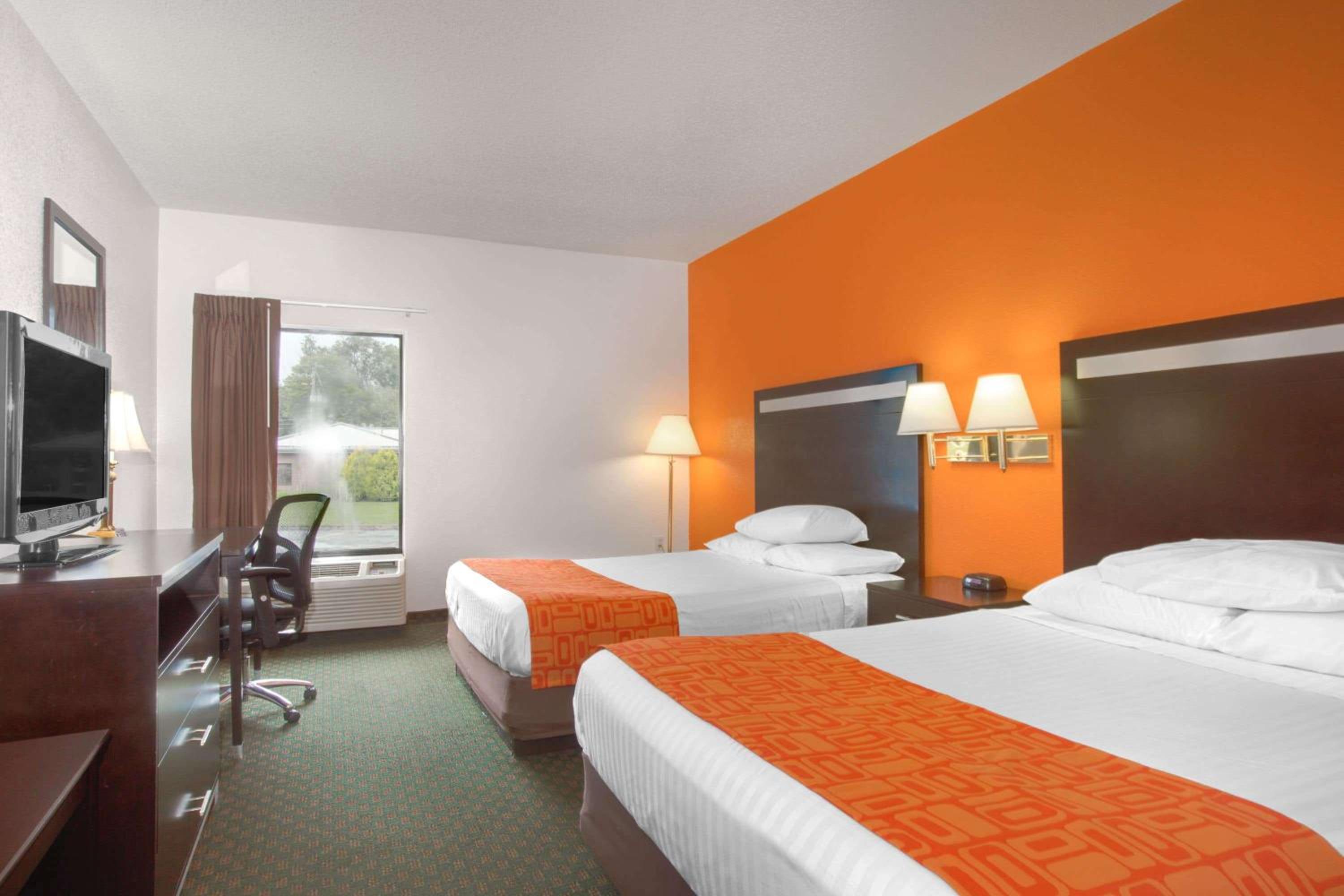 Queen Room with Two Queen Beds - Non-Smoking - Photo 2