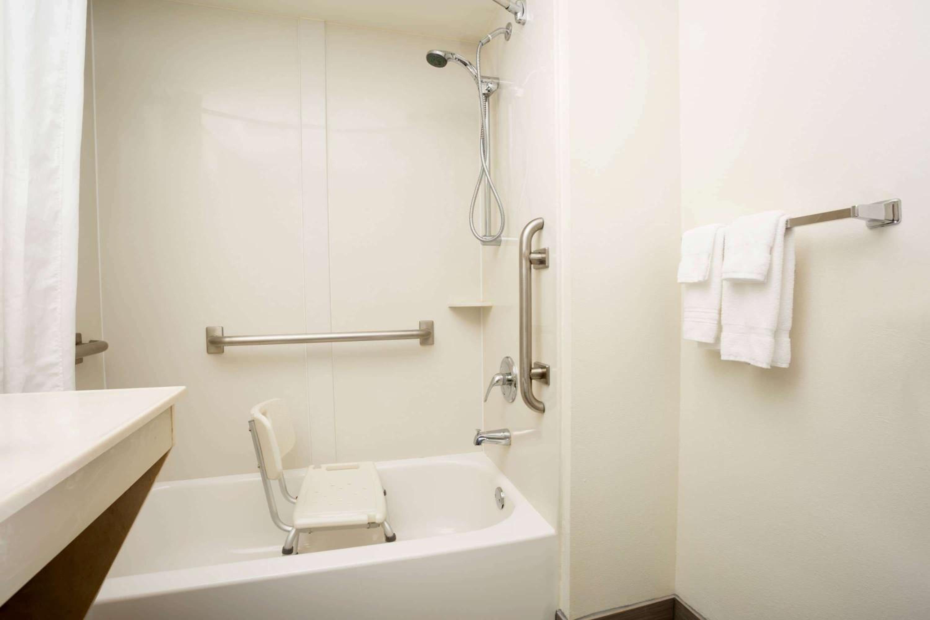 King Room - Disability Access - Non-Smoking - Photo 2