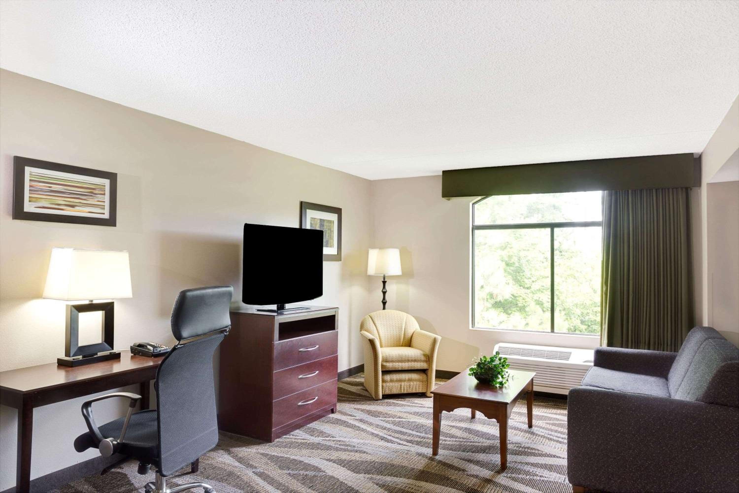 King Suite - Non-Smoking - Photo 2