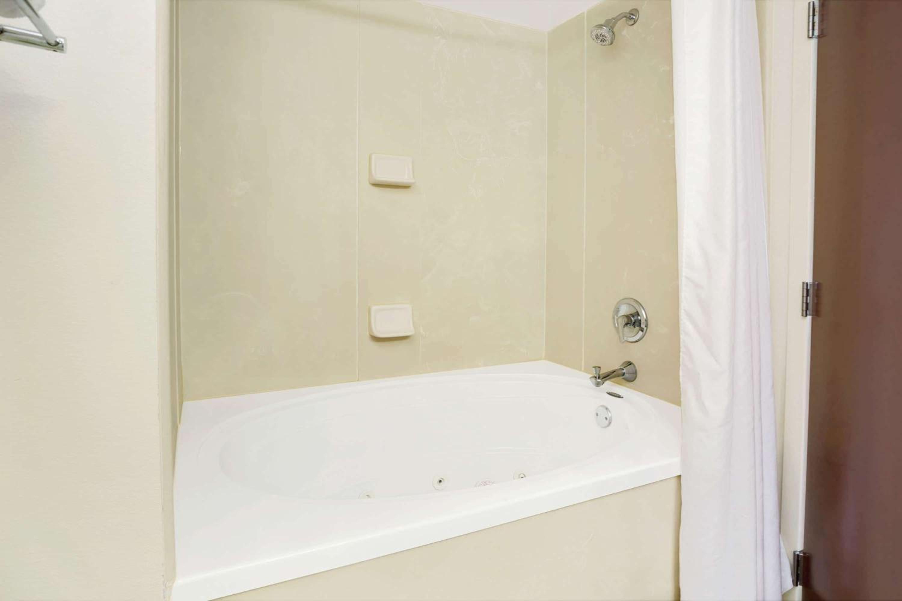 King Suite - Non-Smoking - Photo 3