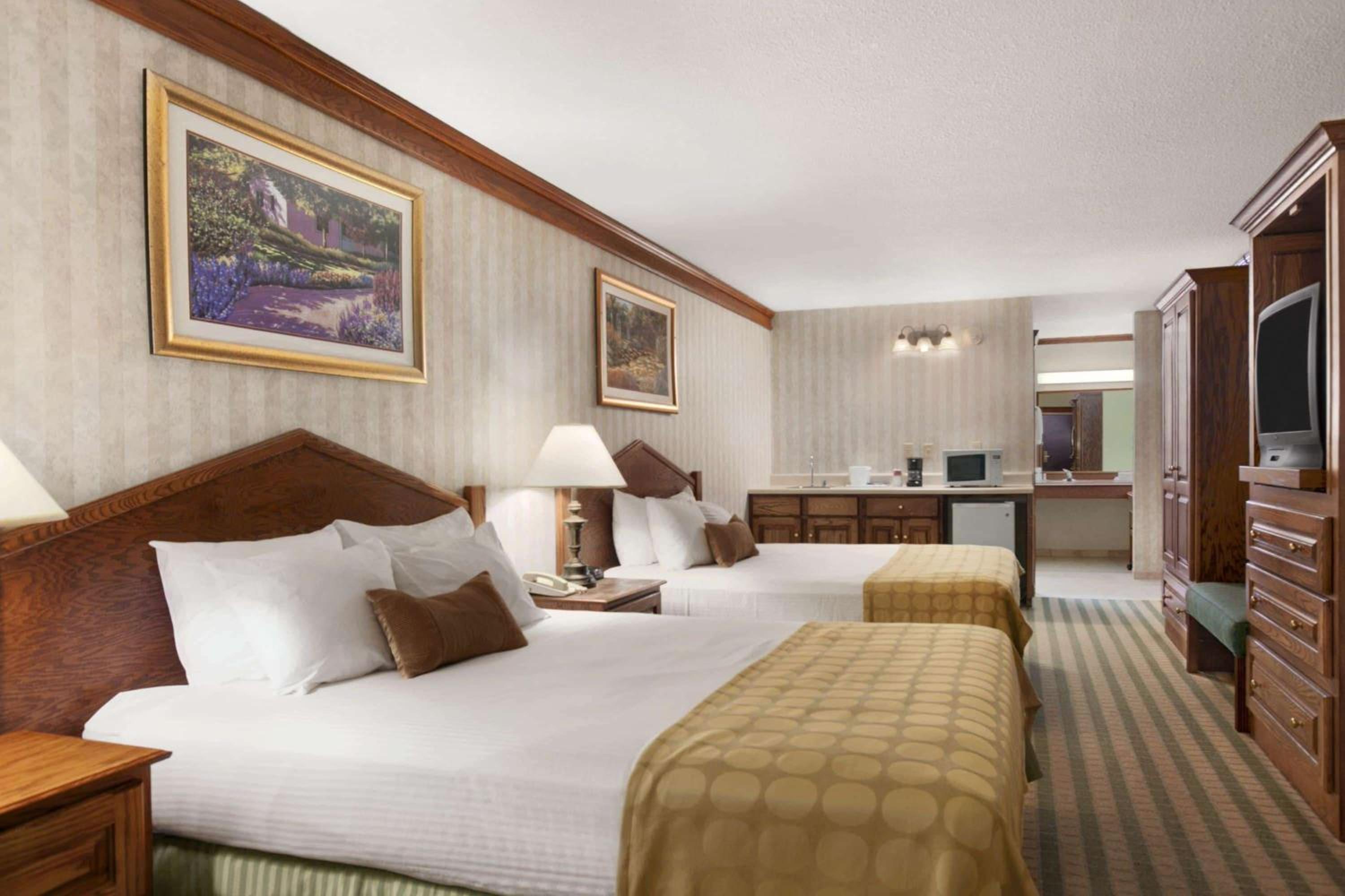 Deluxe Queen Room with Two Queen Beds - Non-Smoking - Photo 1
