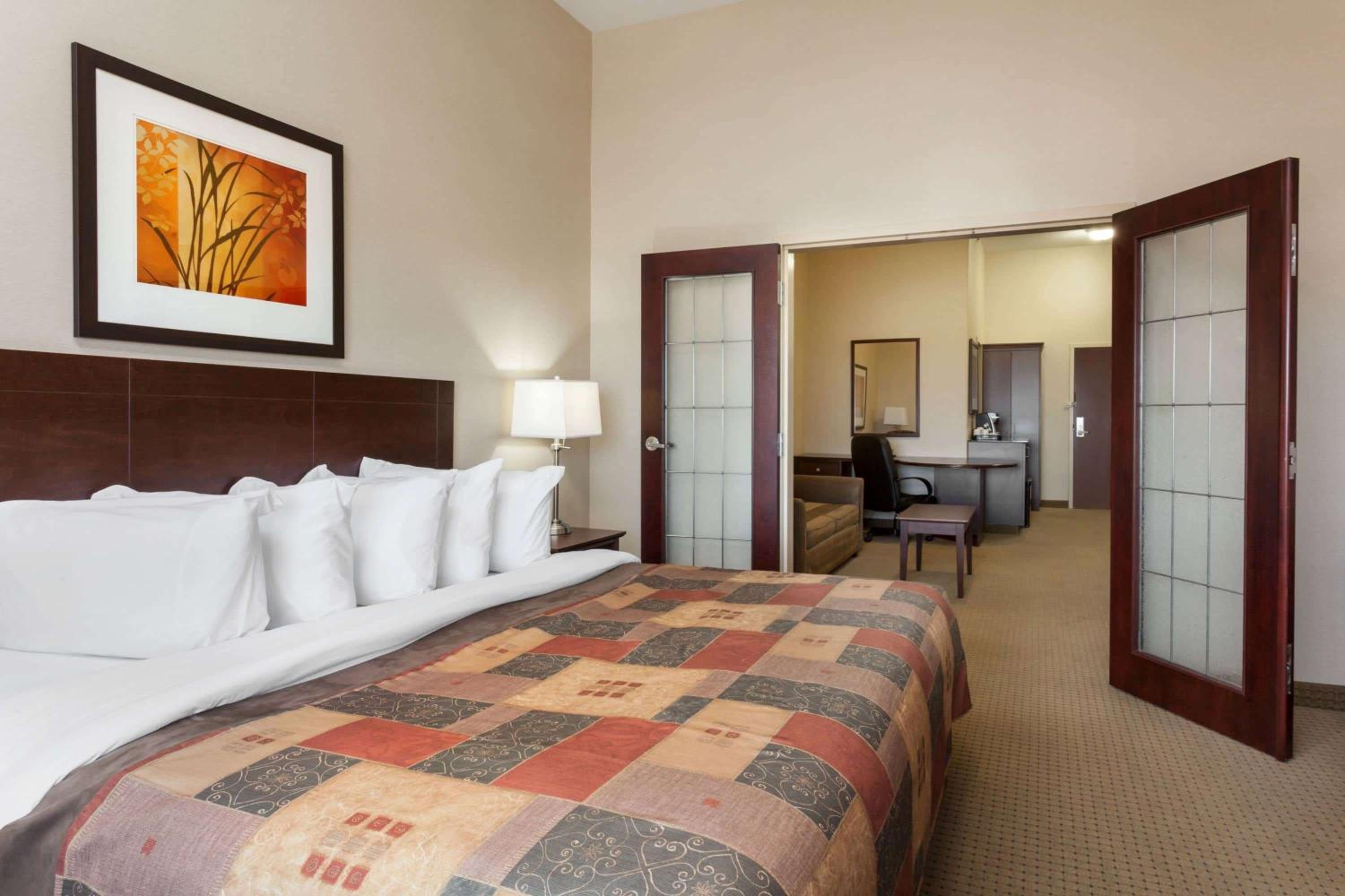 King Suite - Non-Smoking - Photo 1