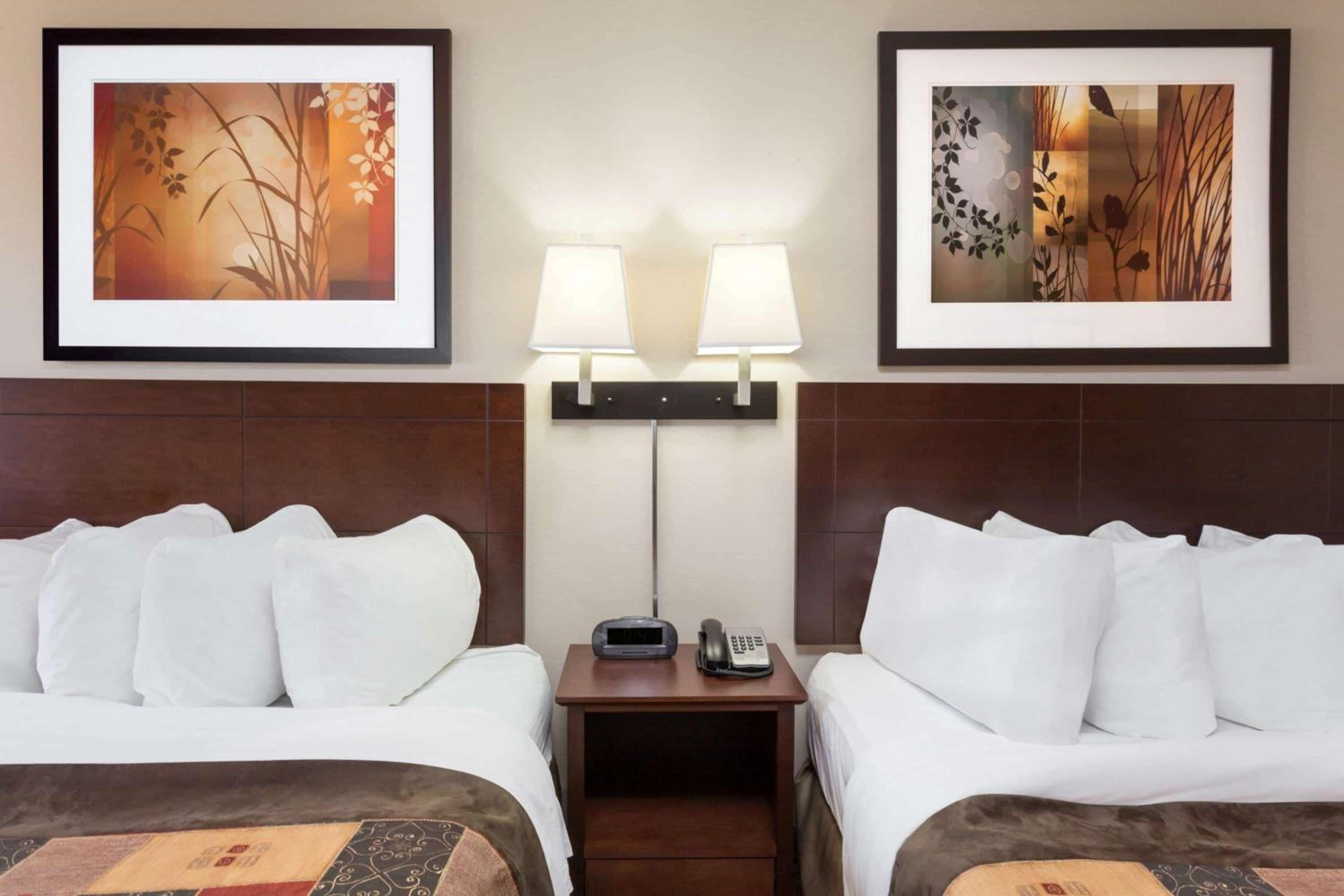 Queen Room with Two Queen Beds - Non-Smoking - Photo 4
