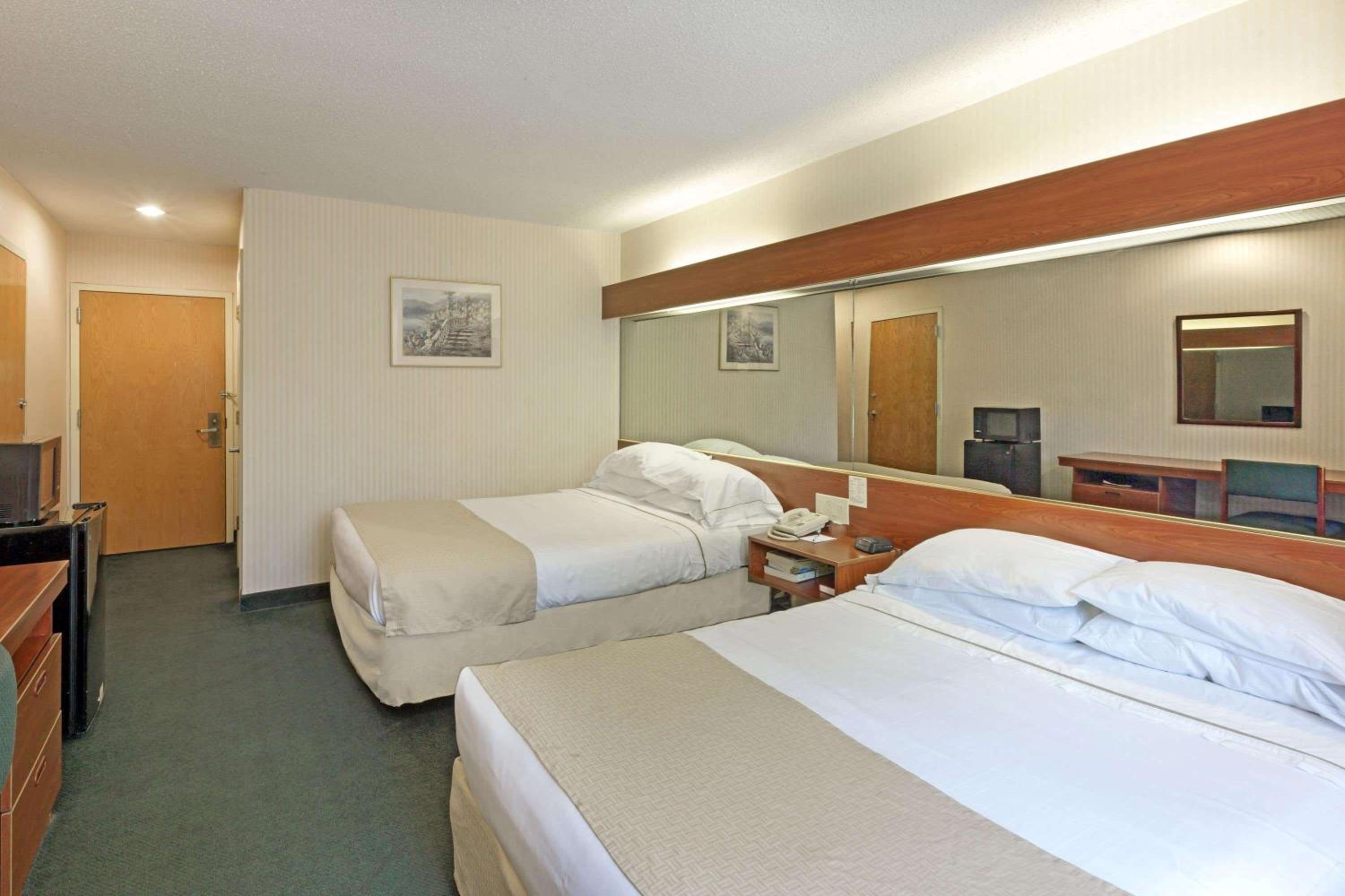 Queen Room with Two Queen Beds - Non-Smoking - Photo 3