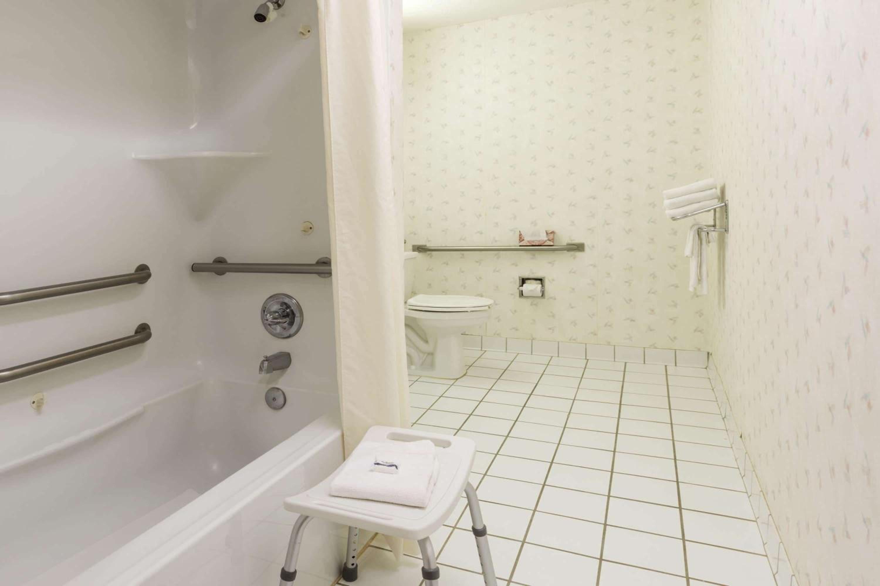 Queen Room - Disability Access/Non-Smoking - Photo 3