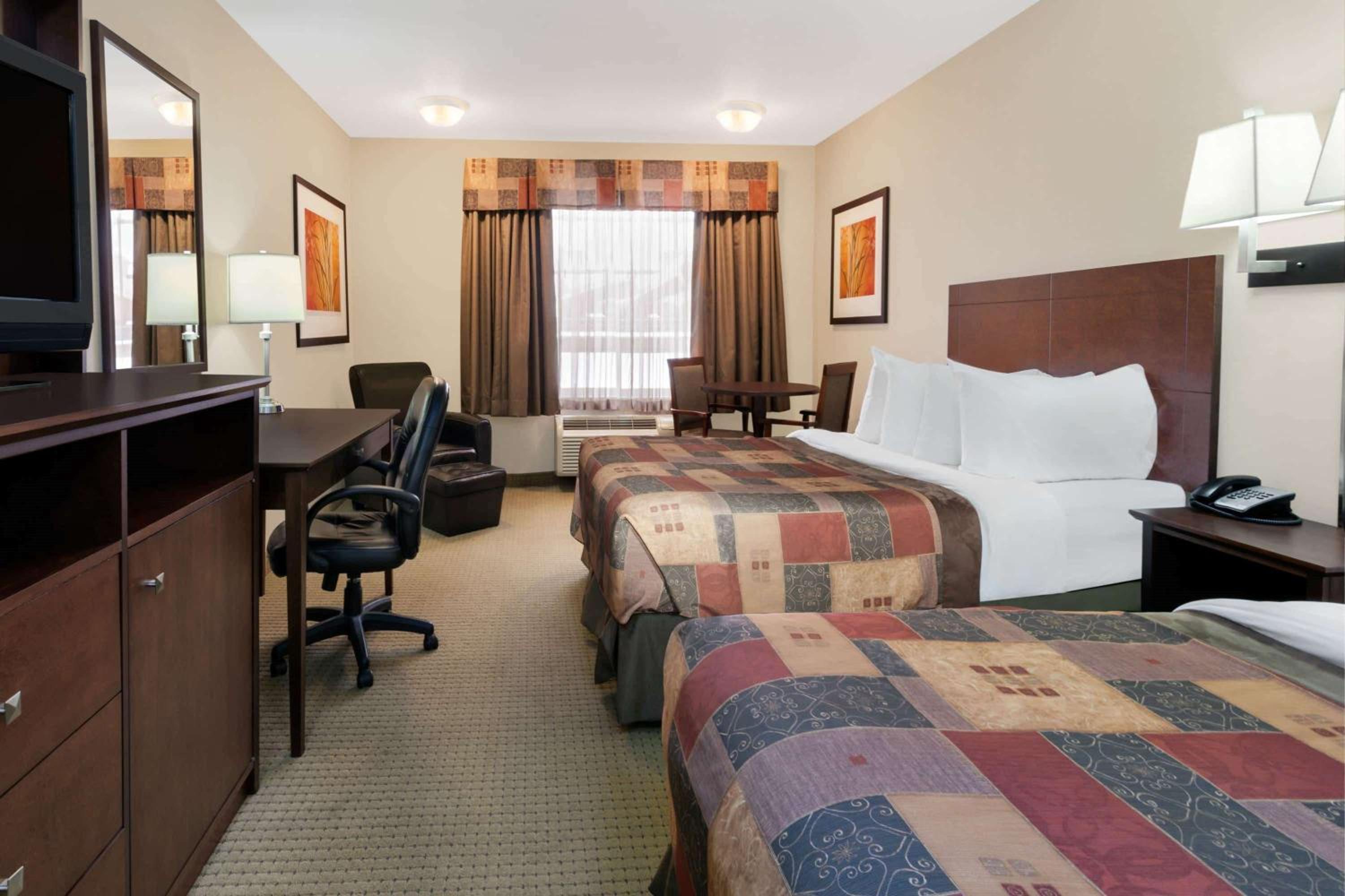 Queen Room with Two Queen Beds - Non-Smoking - Photo 1