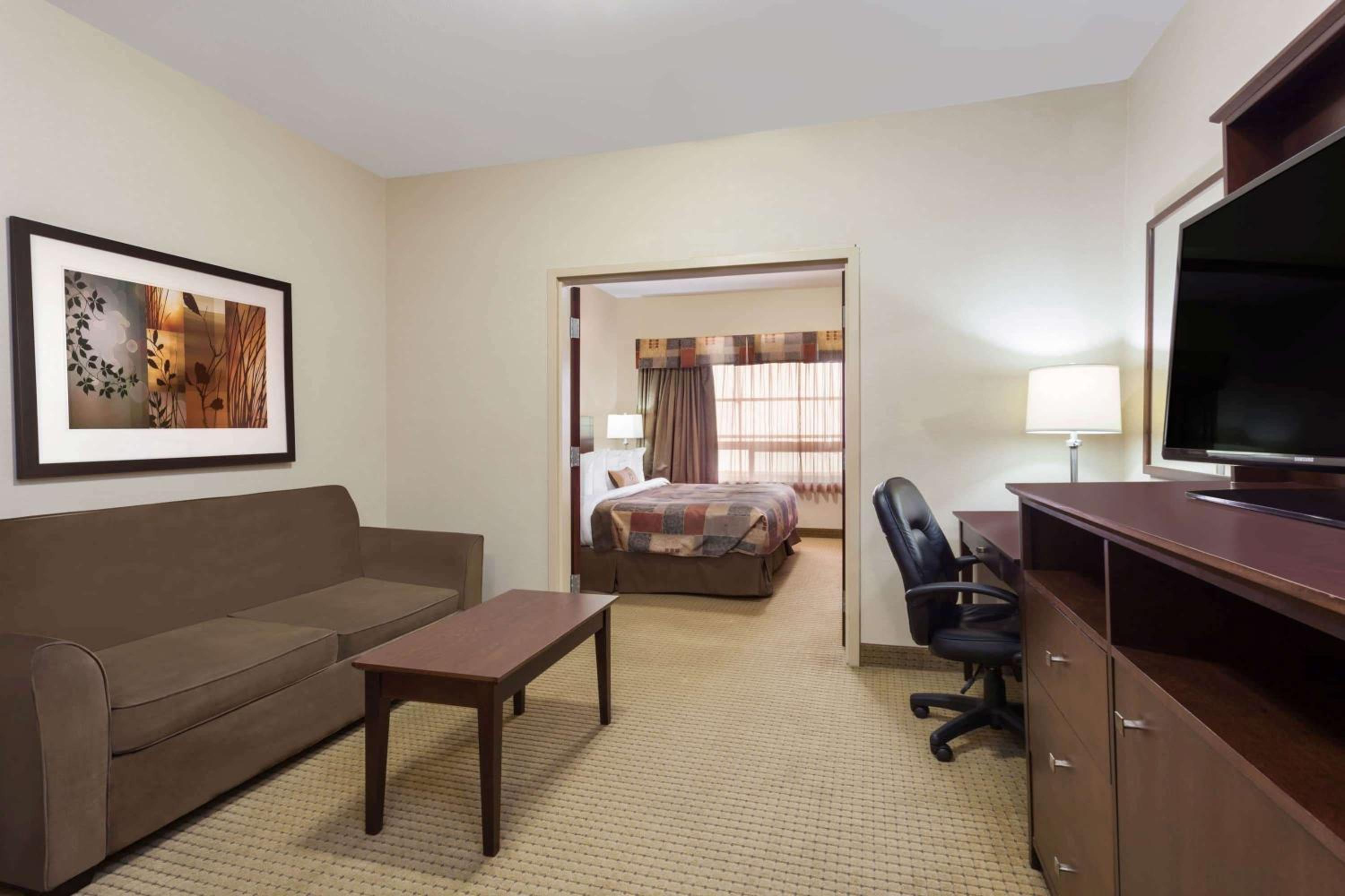 King Suite - Non-Smoking - Photo 2