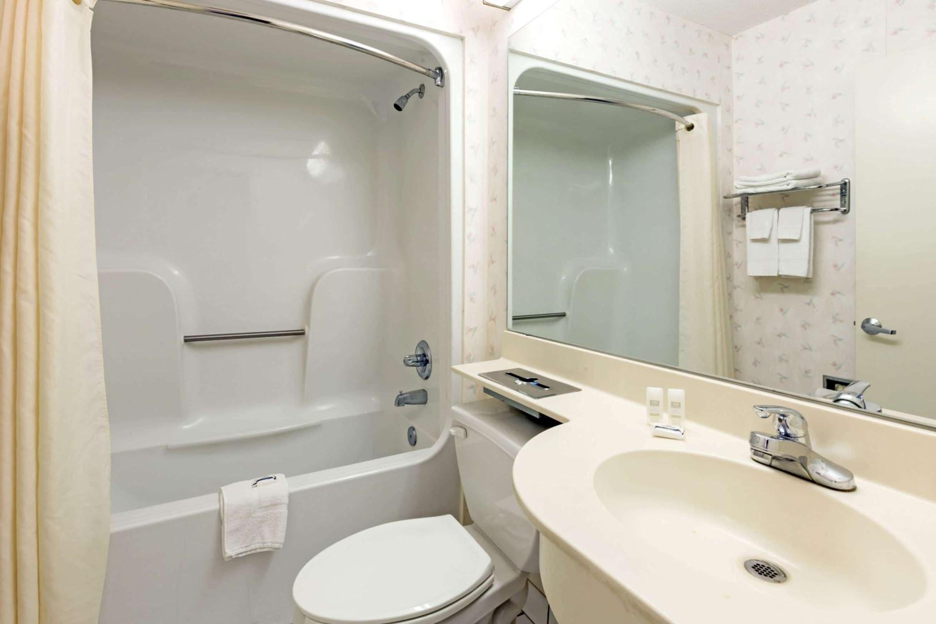 Queen Room - Non-Smoking - Photo 4