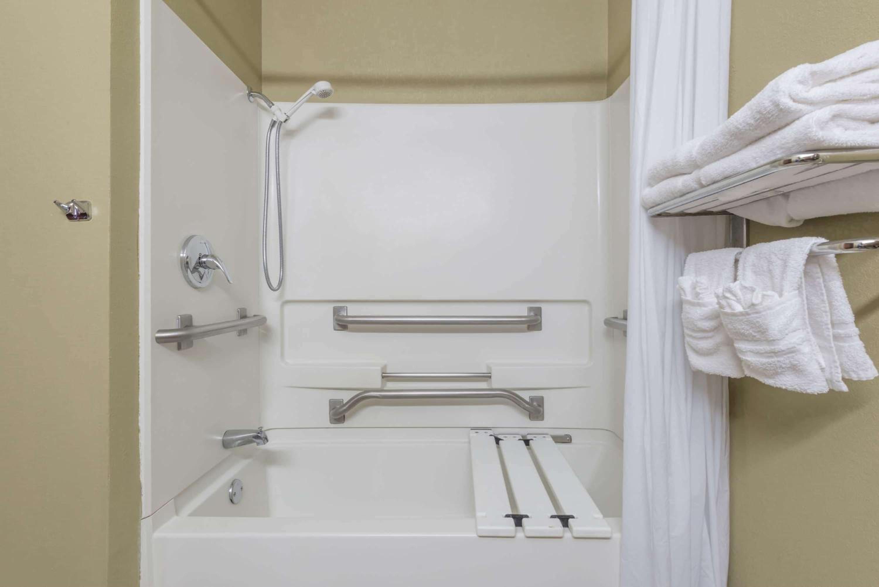 Queen Suite - Disability Access - Non-Smoking photo 3