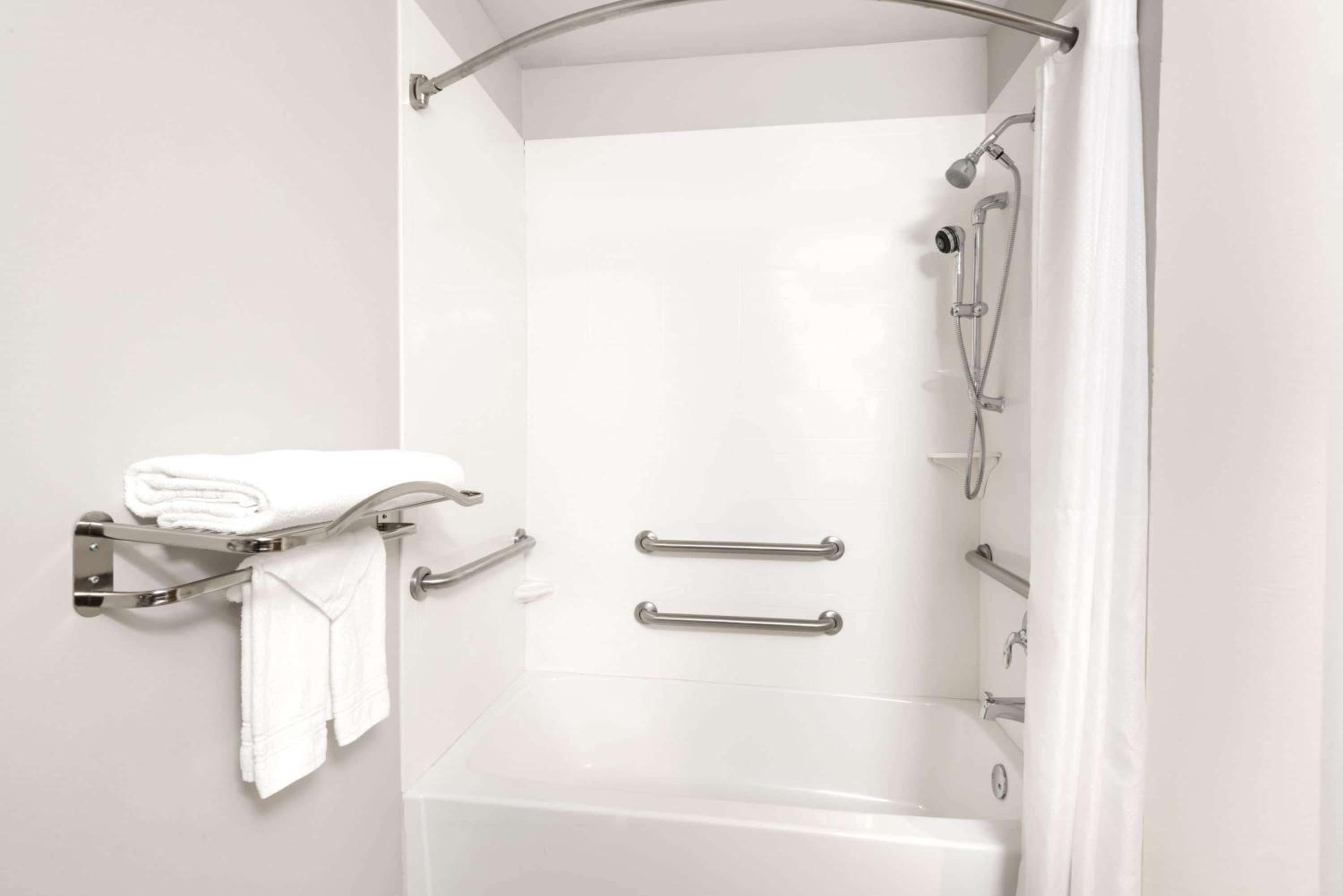 Queen Room with Bath Tub - Mobility/Hearing Accessible - Non-Smoking - Photo 1