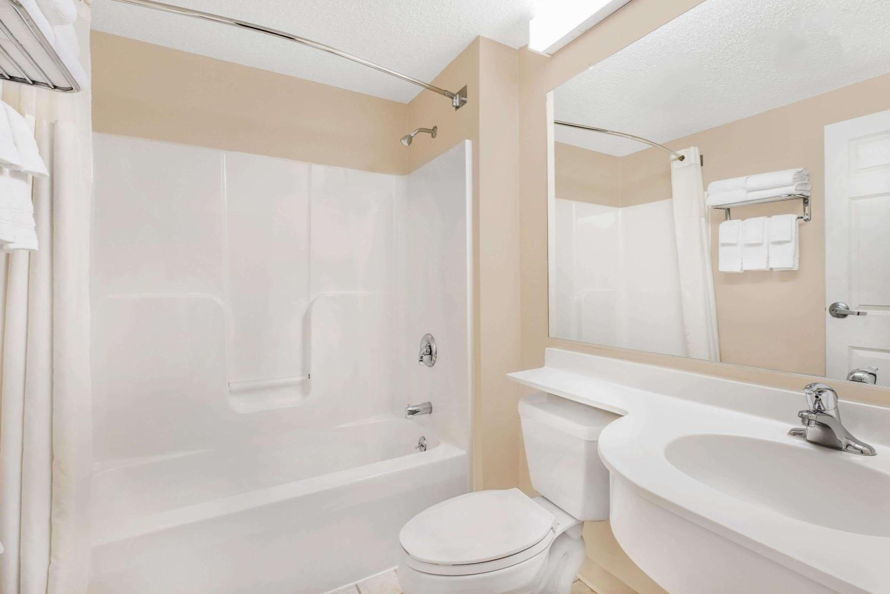 Queen Suite - Non-Smoking - Photo 2