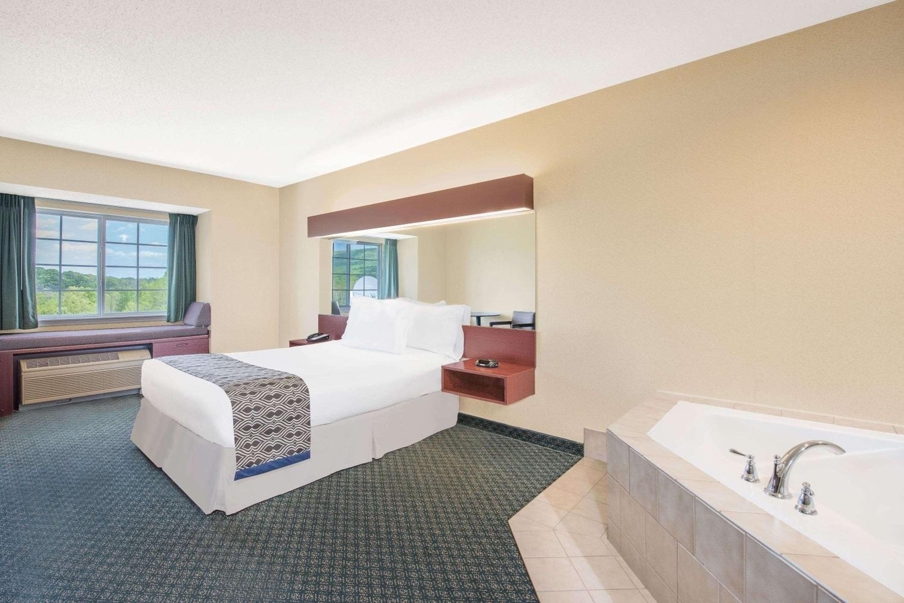 Deluxe Queen Suite with Spa Bath - Non-Smoking - Photo 1