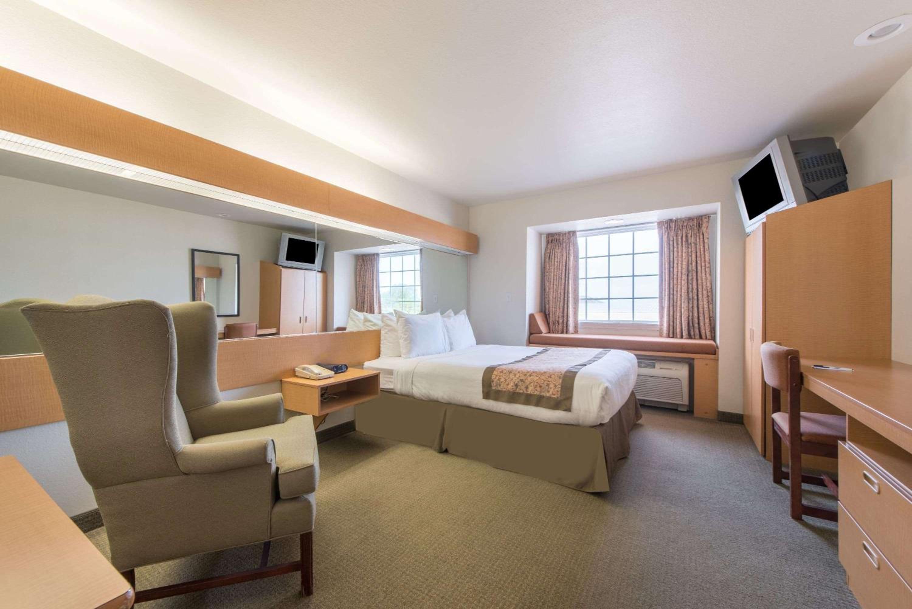 Superior Queen Room - Disability Access - Non-Smoking - Photo 1