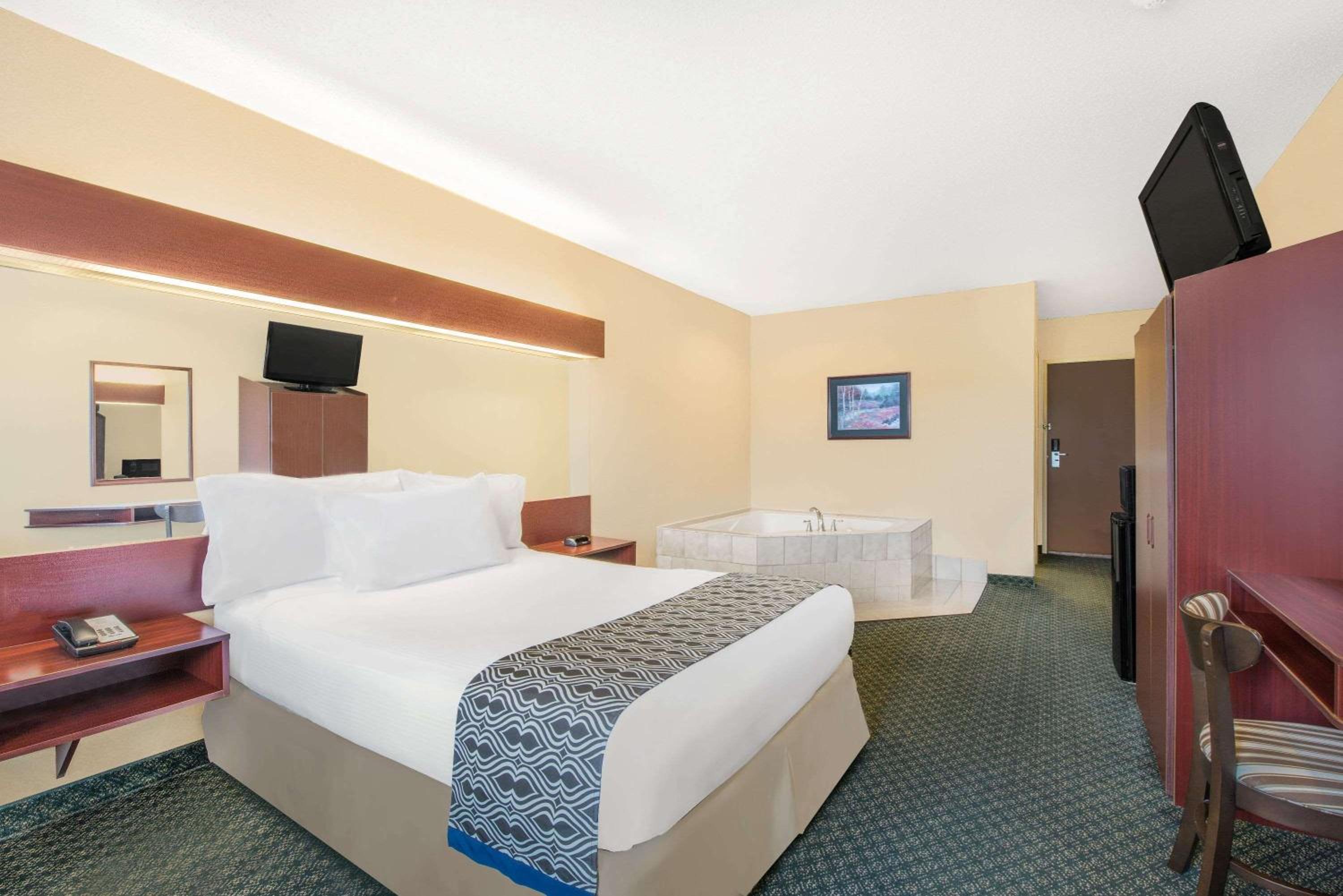 Deluxe Queen Suite with Spa Bath - Non-Smoking - Photo 2